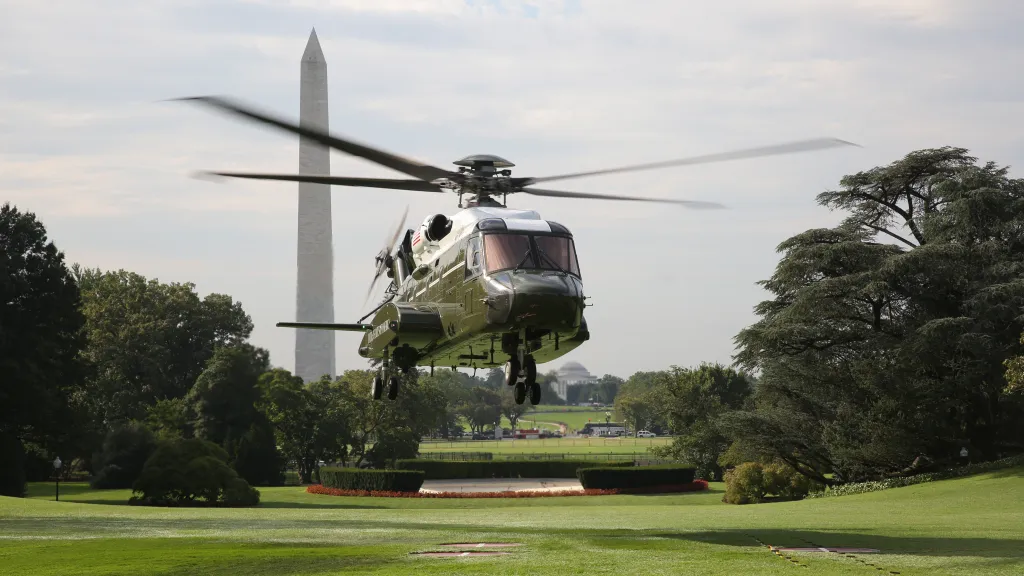 Le premier escadron d'hélicoptères maritimes (HMX-1) effectue des vols d'essai du nouveau VH-92A au-dessus de la pelouse sud de la Maison Blanche le 22 septembre 2018, à Washington DC (photo du Corps des Marines des États-Unis par le Sgt. Hunter Helis)