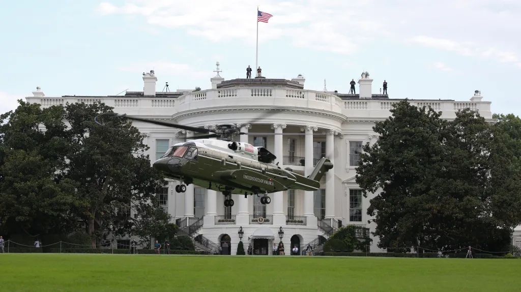 Le premier escadron d'hélicoptères maritimes (HMX-1) effectue des vols d'essai du nouveau VH-92A au-dessus de la pelouse sud de la Maison Blanche le 22 septembre 2018, à Washington DC (photo du Corps des Marines des États-Unis par le Sgt. Hunter Helis)