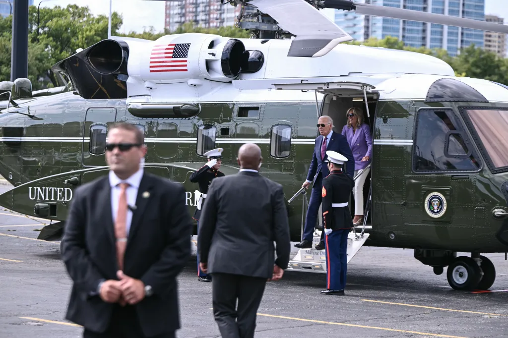 Le président américain Joe Biden et la première dame Jill Biden quittent Marine One, le nouveau modèle Sikorsky VH-92A, à leur arrivée dans la zone d'atterrissage de Soldier Field à Chicago, Illinois, le 19 août 2024. Le président Biden prononce le discours d'ouverture lors de la soirée d'ouverture de la Convention nationale démocrate. (Photo de Brendan SMIALOWSKI / AFP) (Photo de BRENDAN SMIALOWSKI/AFP via Getty Images)