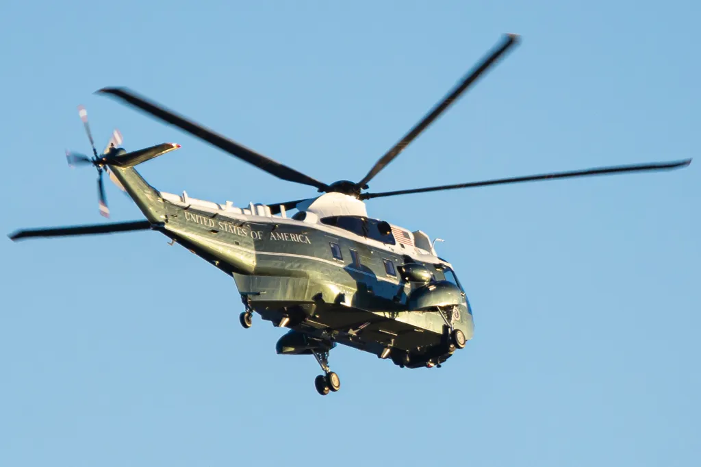 Le VH-92A du Corps des Marines des États-Unis, connu sous le nom d'hélicoptère Marine One, survole Washington DC. Marine One est l'indicatif d'appel de tout avion du Corps des Marines des États-Unis transportant le président des États-Unis qui fait partie de la flotte d'avions de transport présidentiels américains. L'escadron d'hélicoptères marins One HMX-1 Nighthawks exploite le Sikorsky Lockheed Martin VH-92A Patriot, une variante militarisée du Sikorsky S-92. Washington DC, États-Unis d'Amérique, le 8 novembre 2024 (Photo de Nicolas Economou/NurPhoto via Getty Images)