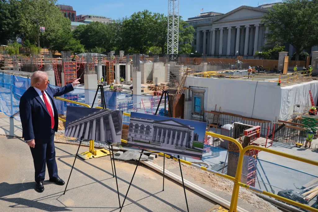 WASHINGTON, DC - 19 MAI : le président américain Donald Trump s'adresse aux médias aux côtés d'affiches de sa proposition de salle de bal à la Maison Blanche, dans le cadre des travaux de construction à la Maison Blanche, le 19 mai 2026 à Washington, DC. Le parlementaire du Sénat a statué cette semaine que les fonds des contribuables dans le cadre du plan de réconciliation budgétaire ne pouvaient pas être utilisés pour une provision d'un milliard de dollars destinée à financer la sécurité de la salle de bal de Trump à la Maison Blanche. (Photo par Chip Somodevilla/Getty Images)