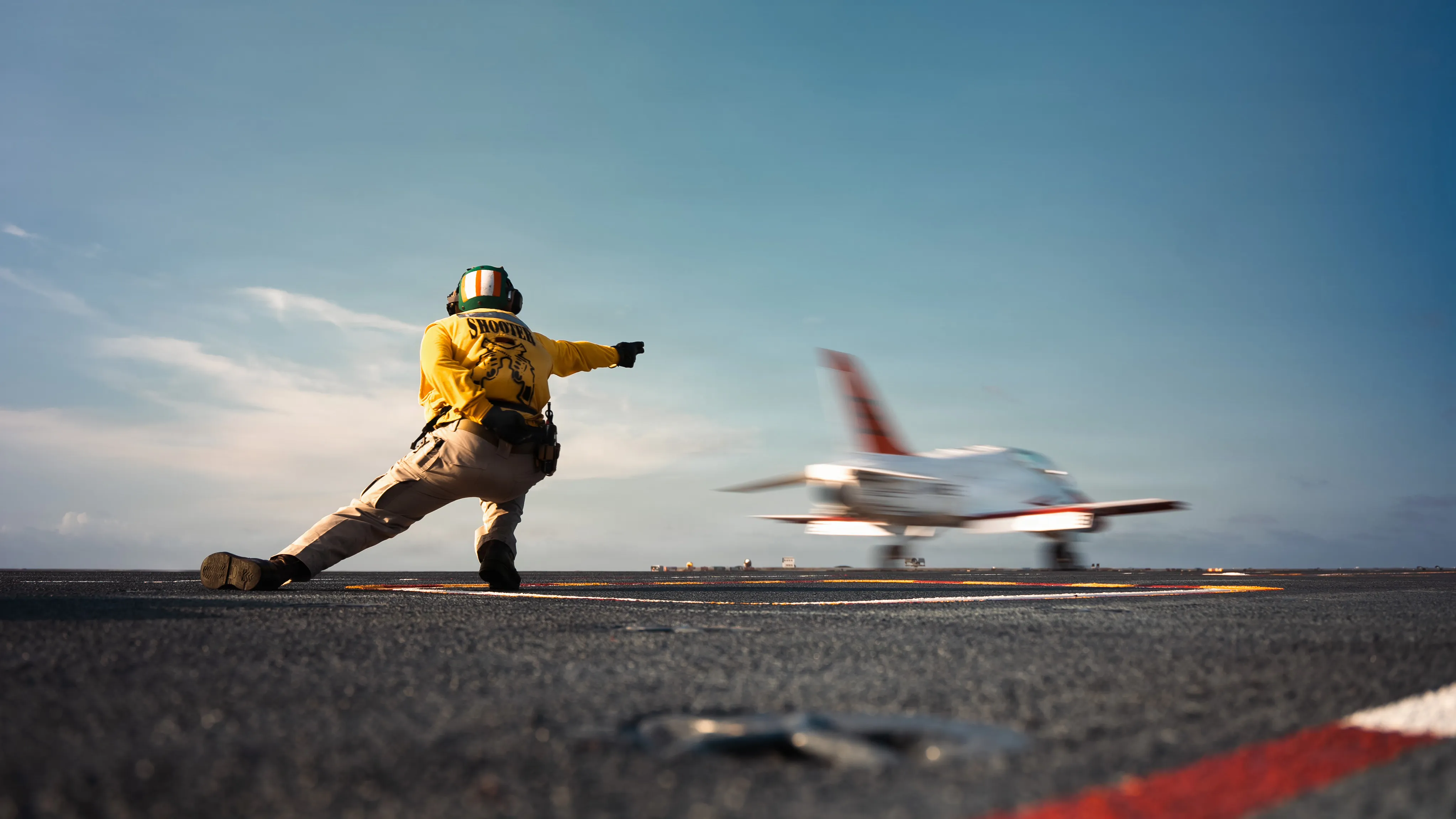 Le lieutenant Miguel Smith de la Marine américaine lance un avion d'entraînement à réaction T-45C Goshawk au large du pont de vol du porte-avions de classe Nimitz USS Dwight D. Eisenhower (CVN 69), le 27 juin 2026. Eisenhower est en cours dans l'océan Atlantique en menant des qualifications de transporteur pour les étudiants aviateurs navals affectés au Commandement de l'entraînement aérien naval. (Photo de l'US Navy par Miguel Santiago, spécialiste des communications de masse de 2e classe)