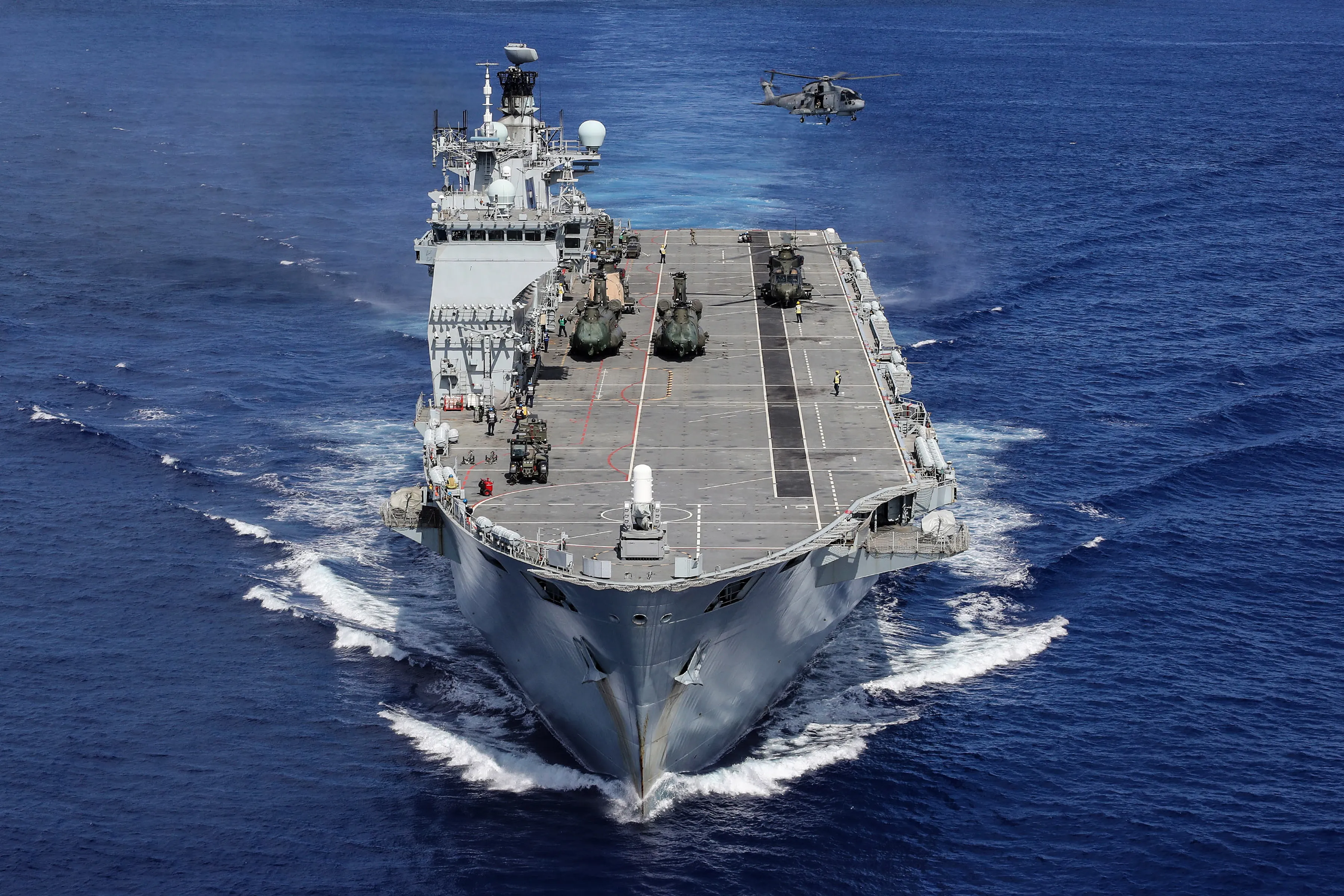 Les hélicoptères embarqués sur le HMS Ocean effectuent des entraînements alors qu'ils se dirigent vers les Caraïbes dans le cadre de l'Op RUMAN. En 2017, le HMS OCEAN était l'un des navires chargés de soutenir l'aide humanitaire et les secours en cas de catastrophe (HADR) du gouvernement, fournissant une assistance à la suite des ouragans IRMA, JOSE et MARIA dans les Caraïbes. Le navire amiral de la Royal Navy, un grand porte-hélicoptères, le HMS Ocean, a été détourné de son déploiement par l'OTAN en Méditerranée pour fournir de l'aide. L'équipe HADR à bord du HMS OCEAN comprenait des Royal Marines, des médecins et des ingénieurs spécialisés dans les disciplines électroniques, mécaniques et structurelles ainsi que des experts en contrôle des dommages. Le HMS OCEAN transportait une grande escadre aérienne sur mesure de la Royal Navy et des hélicoptères du Joint Helicopter Command ainsi que quatre péniches de débarquement et a pu apporter une contribution significative aux efforts de redressement et de reconstruction dans la région. Cette image faisait partie du concours photographique de la Royal Navy 2018, The Peregrine Trophy.