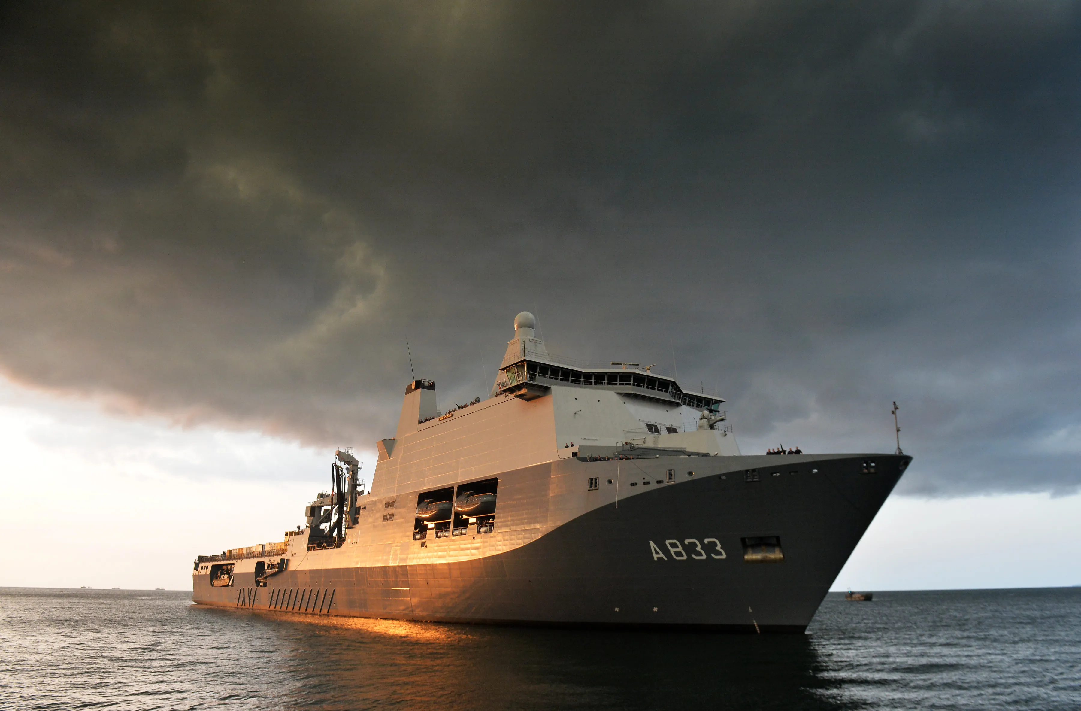Le navire de soutien logistique interarmées (JSS) Karel Doorman de la Marine royale néerlandaise arrive à Freetown, en Sierra Leone, avec un lot de véhicules destinés à contribuer à la lutte contre Ebola dans la région. Le Karel Doorman est un navire de soutien de la Marine royale néerlandaise et est équipé d'une grue et d'un ascenseur pour hisser du matériel lourd. Le navire peut transporter environ 5 000 tonnes de matériel roulant lourd (blindé) et dispose d'un hôpital avec deux salles d'opération. Le JSS dispose également de pistes d'atterrissage pour les hélicoptères, tels que les Chinook, les Cougars et le NH90.