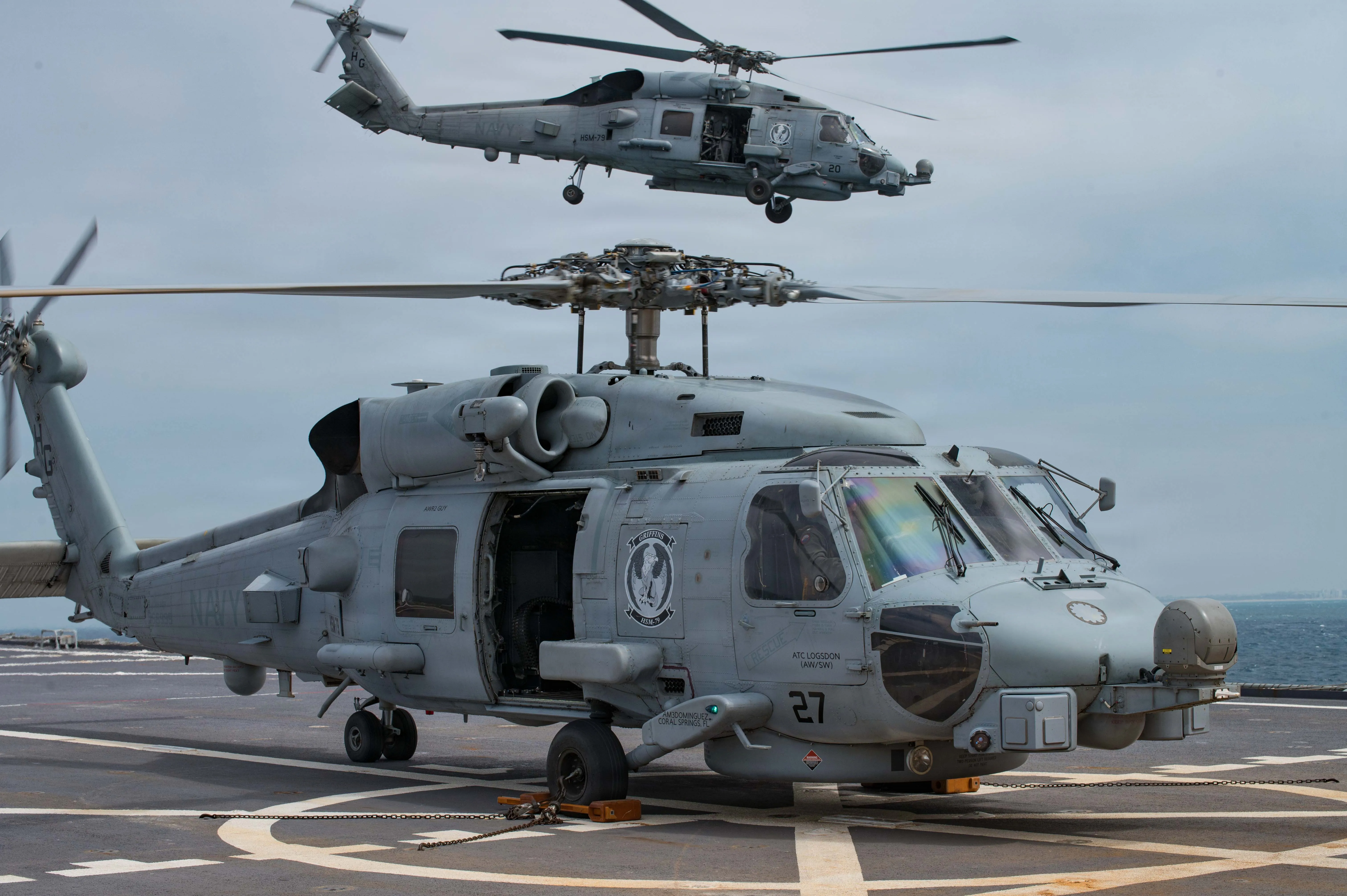 STATION NAVALE DE ROTA, Espagne (28 avril 2026) des hélicoptères Seahawk MH-60R affectés à l'Escadron de frappe maritime d'hélicoptères 79 atterrissent sur le pont de vol du quai de plate-forme d'atterrissage de classe Armada Galicia espagnole SPS Castilla (L-52) lors d'un exercice d'opérations aériennes bilatérales, le 28 avril 2026. NAVSTA Rota est un multiplicateur de force, capable de déployer et de soutenir rapidement des forces prêtes au combat par terre, air et mer, permettant les combattants et leurs familles, en soutenant la flotte et en favorisant le partenariat entre les États-Unis et l’Espagne. (Photo de l'US Navy par Drace Wilson, spécialiste de la communication de masse, 1re classe)