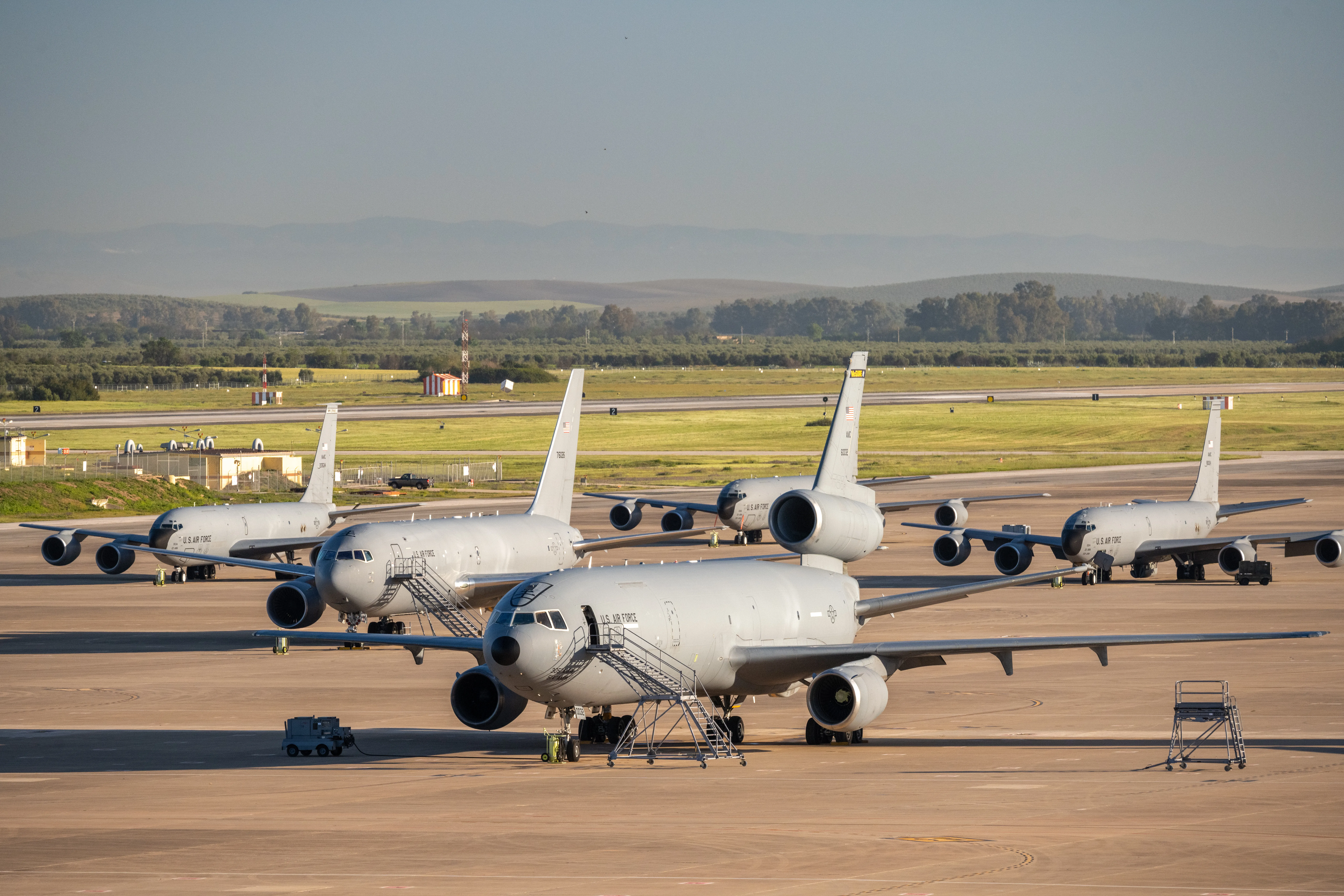 Un KC-10, un KC-46 et trois KC-135 se trouvent sur la piste de vol de la base aérienne de Morón, en Espagne, le jeudi 14 avril 2022. Les trois cellules représentent toute la puissance de l'arsenal de ravitaillement de l'US Air Force et cumulent 110 années de service à elles deux. (Photo de l'US Air Force par le sergent d'état-major Nathan Eckert)