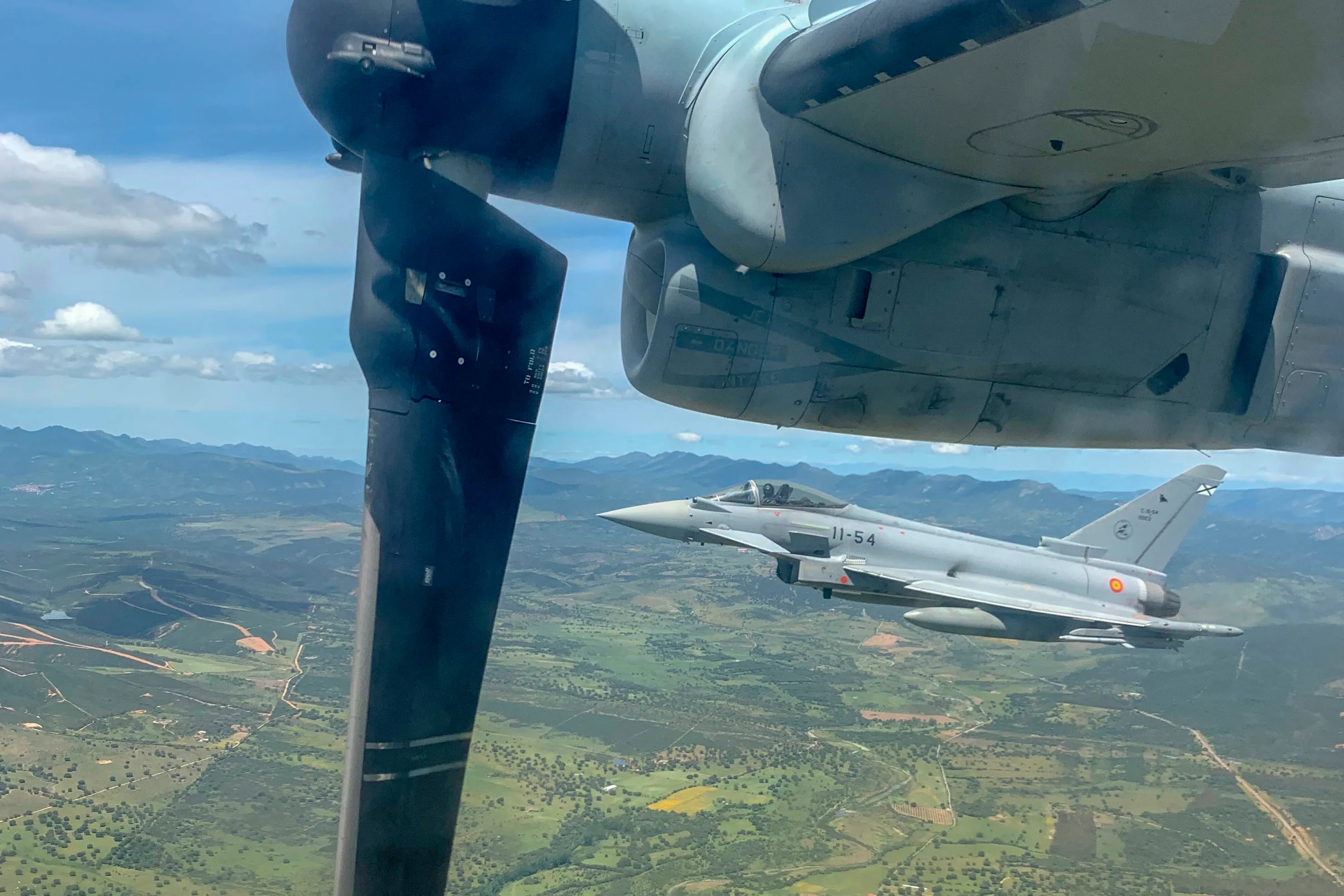 Un Eurofighter Typhoon de l'armée de l'air espagnole avec la 11e Escadre vole à côté d'un MV-22 Osprey du corps des Marines des États-Unis avec la Force opérationnelle air-sol marine à usage spécial-Réponse à la crise-Afrique 20.1, Forces maritimes Europe et Afrique, dans le cadre d'un exercice de récupération tactique des aéronefs et du personnel (TRAP) près de la base aérienne de Morón, Espagne, le 6 mai 2020. L'élément de combat de l'aviation répète le TRAP pour maintenir la compétence et augmenter la portée opérationnelle des avions pris en charge. SPMAGTF-CR-AF est déployé pour mener des opérations de réponse aux crises et de sécurité sur le théâtre d'opérations en Afrique et promouvoir la stabilité régionale en menant des exercices d'entraînement inter-militaires dans toute l'Europe et en Afrique. (Photo du Corps des Marines des États-Unis par le Cpl. Kenny Gomez)