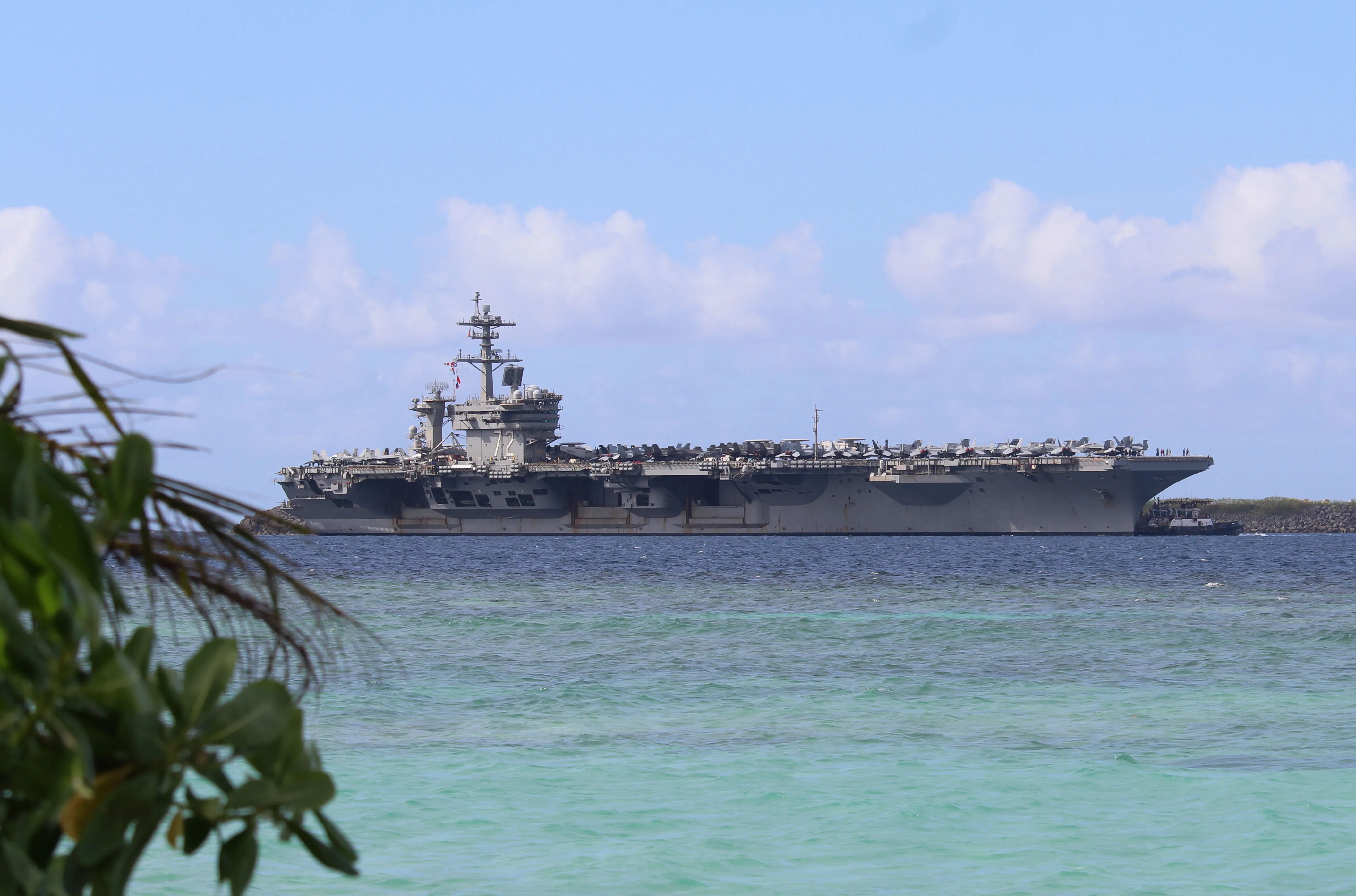 APRA HARBOUR, Guam (11 décembre 2025) - le porte-avions de classe Nimitz USS Abraham Lincoln (CVN 72) arrive à la base navale de Guam pour une visite portuaire prévue, le 11 décembre. Le groupe de grève Abraham Lincoln est en cours de déploiement prévu dans la zone d'opérations de la 7e flotte américaine pour améliorer l'interopérabilité par le biais d'alliances et de partenariats tout en servant de force de réponse prête à l'appui d'une région Indo-Pacifique libre et ouverte. (Photo de l'US Navy par Valérie Maigue)
