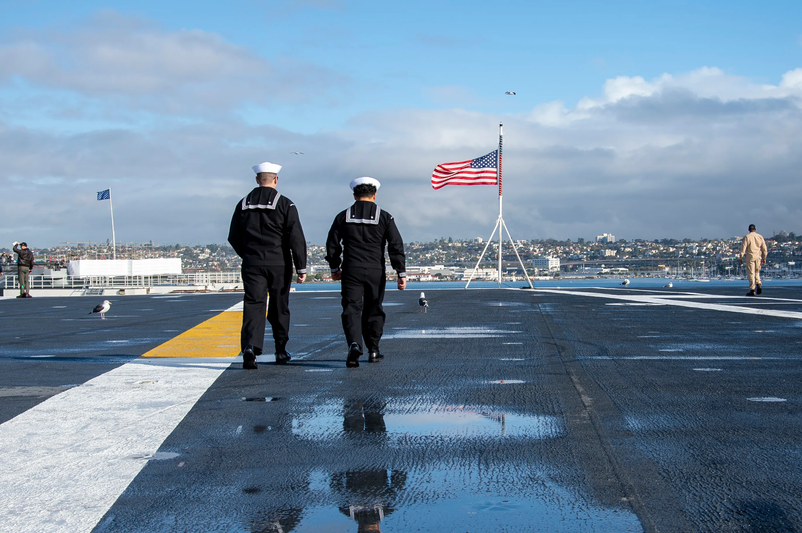 L'Ordnanceman de l'aviation de la marine américaine de 3e classe Gabriel Edens, à gauche, et l'Ordnanceman de l'aviation de la marine américaine de 3e classe Sergio Vela se préparent à changer de couleur sur le poste de pilotage du porte-avions de classe Nimitz USS Abraham Lincoln (CVN 72), le 21 novembre 2025. Abraham Lincoln est actuellement amarré à la base navale de l'île du Nord. (Photo de l'US Navy par Mario Castro Gamez, spécialiste des communications de masse de 3e classe)