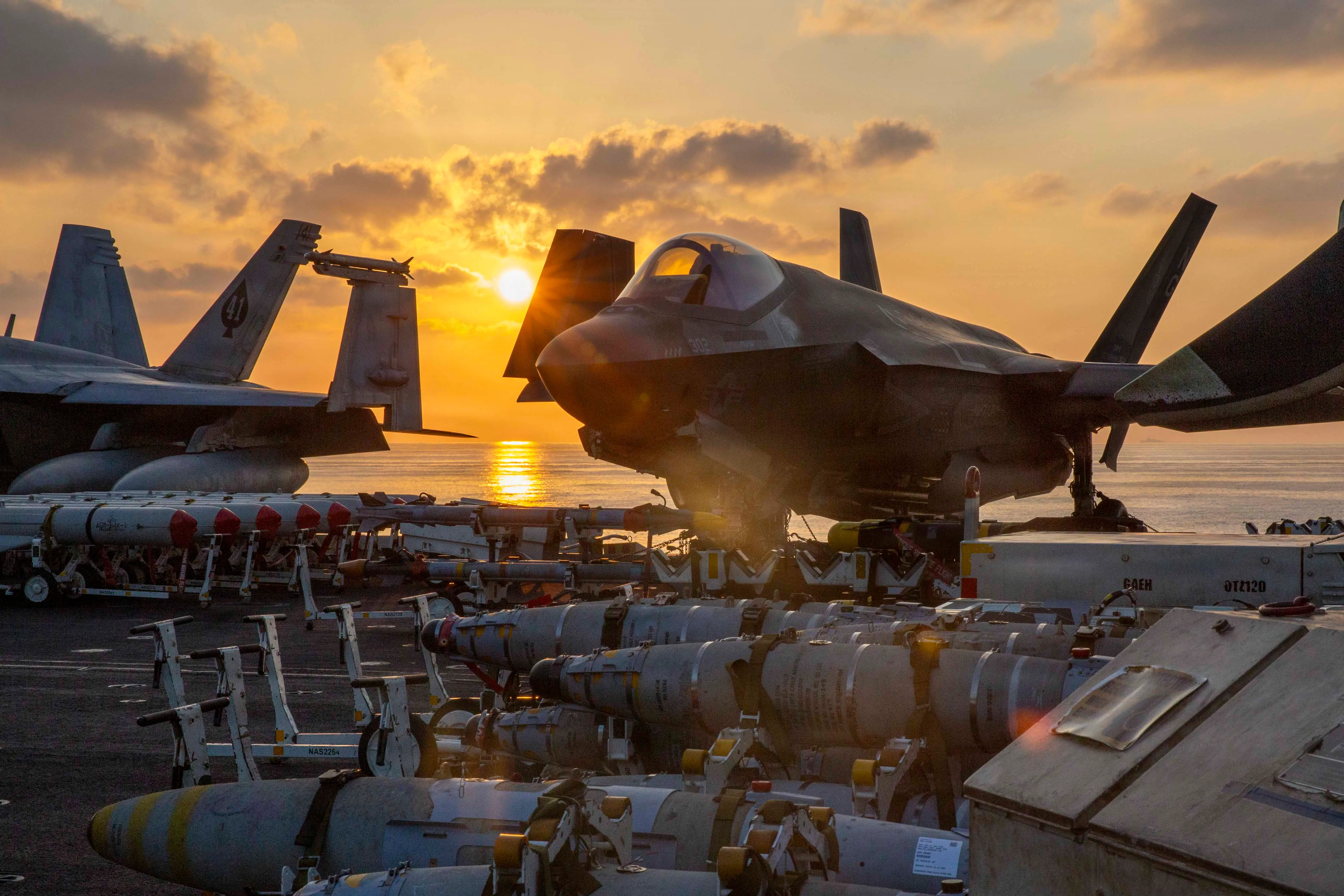 Un F-35C Lightning II, attaché au Marine Fighter Attack Squadron (VMFA) 314, est organisé pour des opérations aériennes sur le poste de pilotage du porte-avions de classe Nimitz USS Abraham Lincoln (CVN 72) à l'appui de l'opération Epic Fury, le 3 mars 2026. (Photo de l'US Navy)