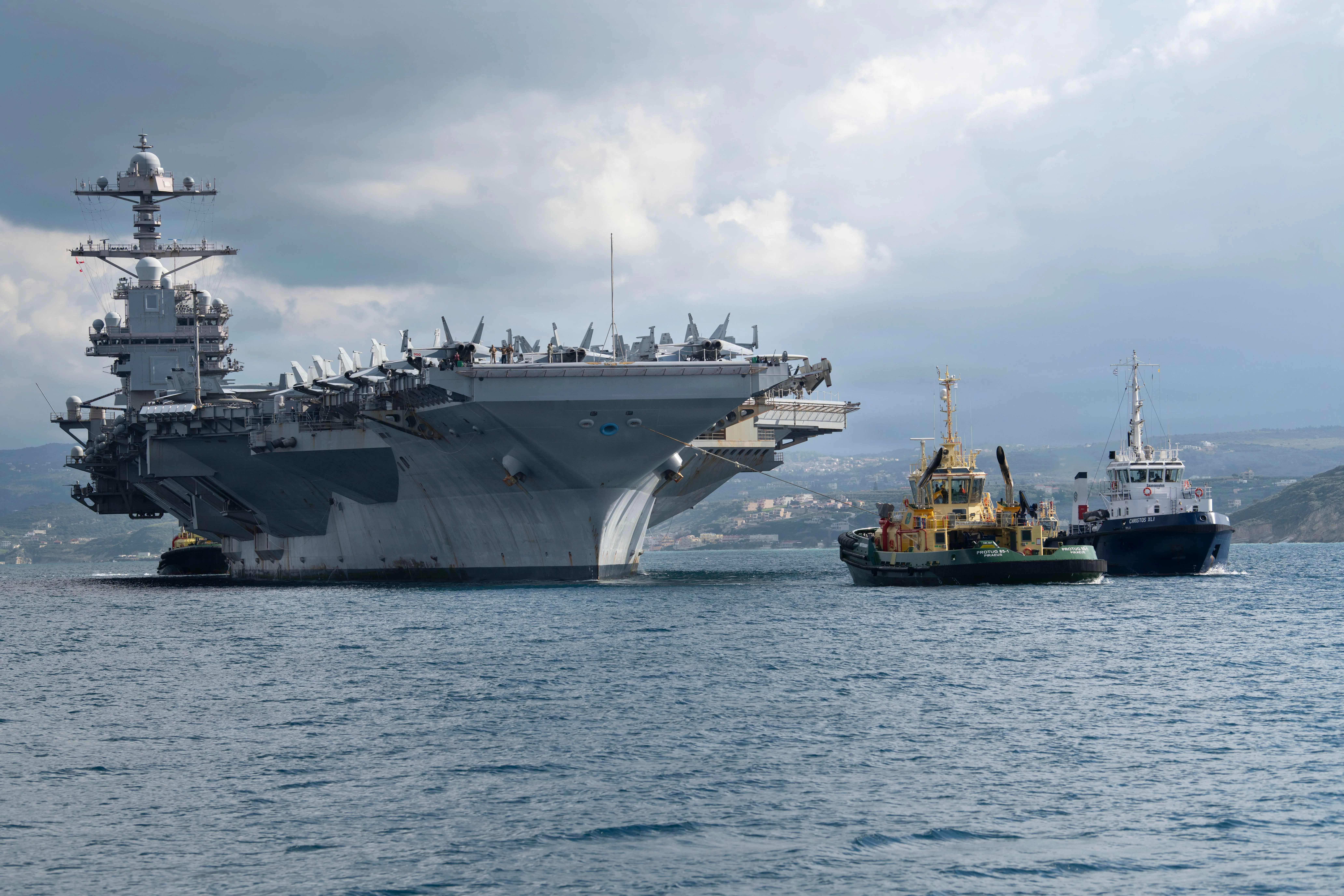 ACTIVITÉ DE SOUTIEN NAVAL BAIE DE SOUDA, Grèce (fév23, 2026) le plus grand porte-avions au monde, le porte-avions de classe Ford USS Gerald R. Ford (CVN 78), arrive au complexe de la jetée de Marathi de l'OTAN dans la baie de Souda, en Crète, en Grèce, lors d'une visite portuaire prévue le 23 février 2026. NSA Souda Bay est une installation opérationnelle à terre qui permet et soutient les forces américaines, alliées, de la Coalition et des pays partenaires préserver la sécurité et la stabilité dans les zones de responsabilité européennes, africaines et du commandement central. (Photo de l'US Navy par Hannah Donahue, spécialiste des communications de masse de 3e classe)