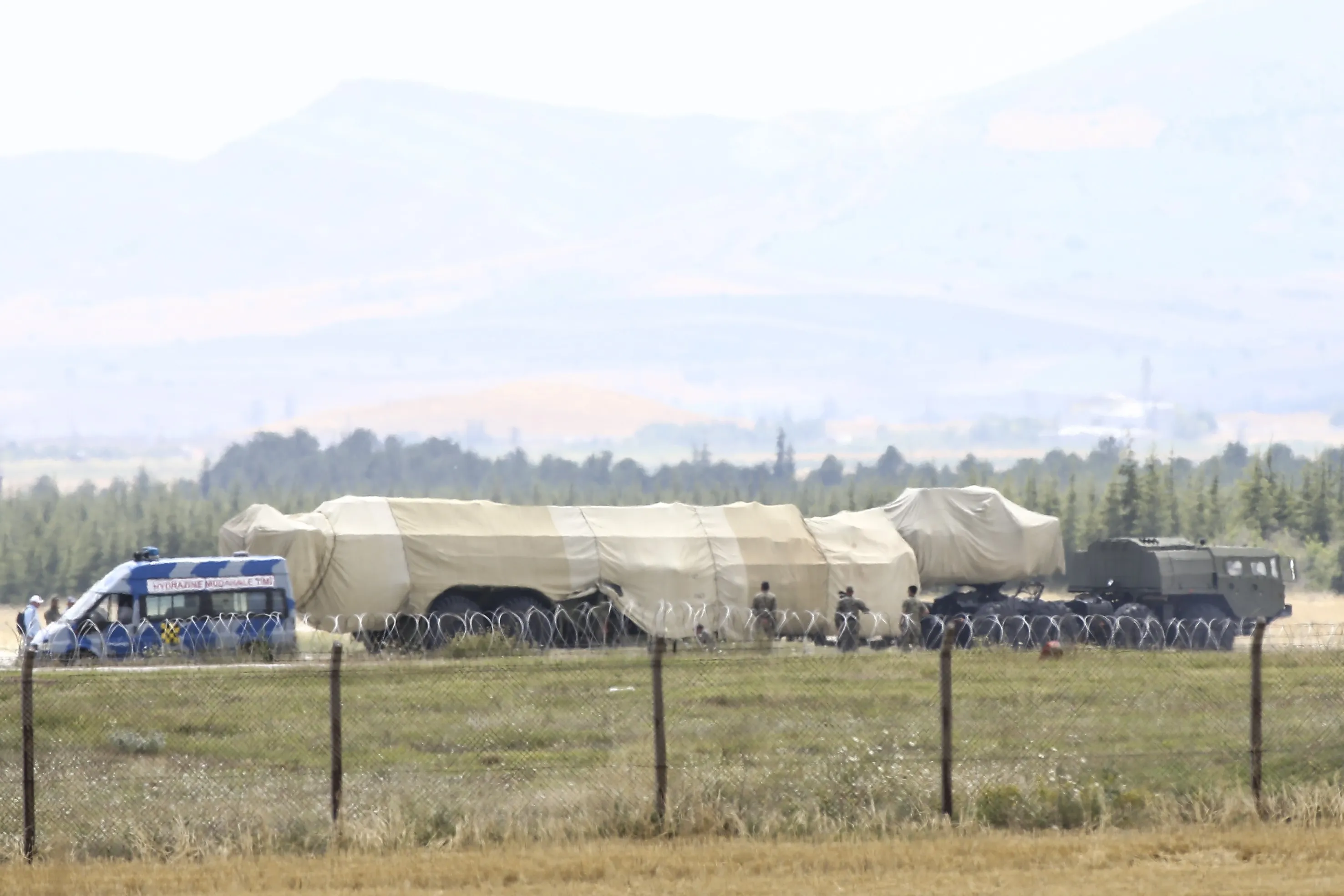 ANKARA, TURQUIE - 14 JUILLET : Une vue de la base aérienne de Murted alors qu'un avion cargo transportant des composants des systèmes de défense aérienne et antimissile à longue portée russes S-400 atterrit à Ankara, en Turquie, le 14 juillet 2019. La livraison des systèmes de défense aérienne et antimissile à longue portée S-400 se poursuit comme prévu, et le septième avion transportant des pièces S-400 a atterri à la base aérienne de Murted à l'extérieur d'Ankara. (Photo de Gokhan Balci/Agence Anadolu/Getty Images)
