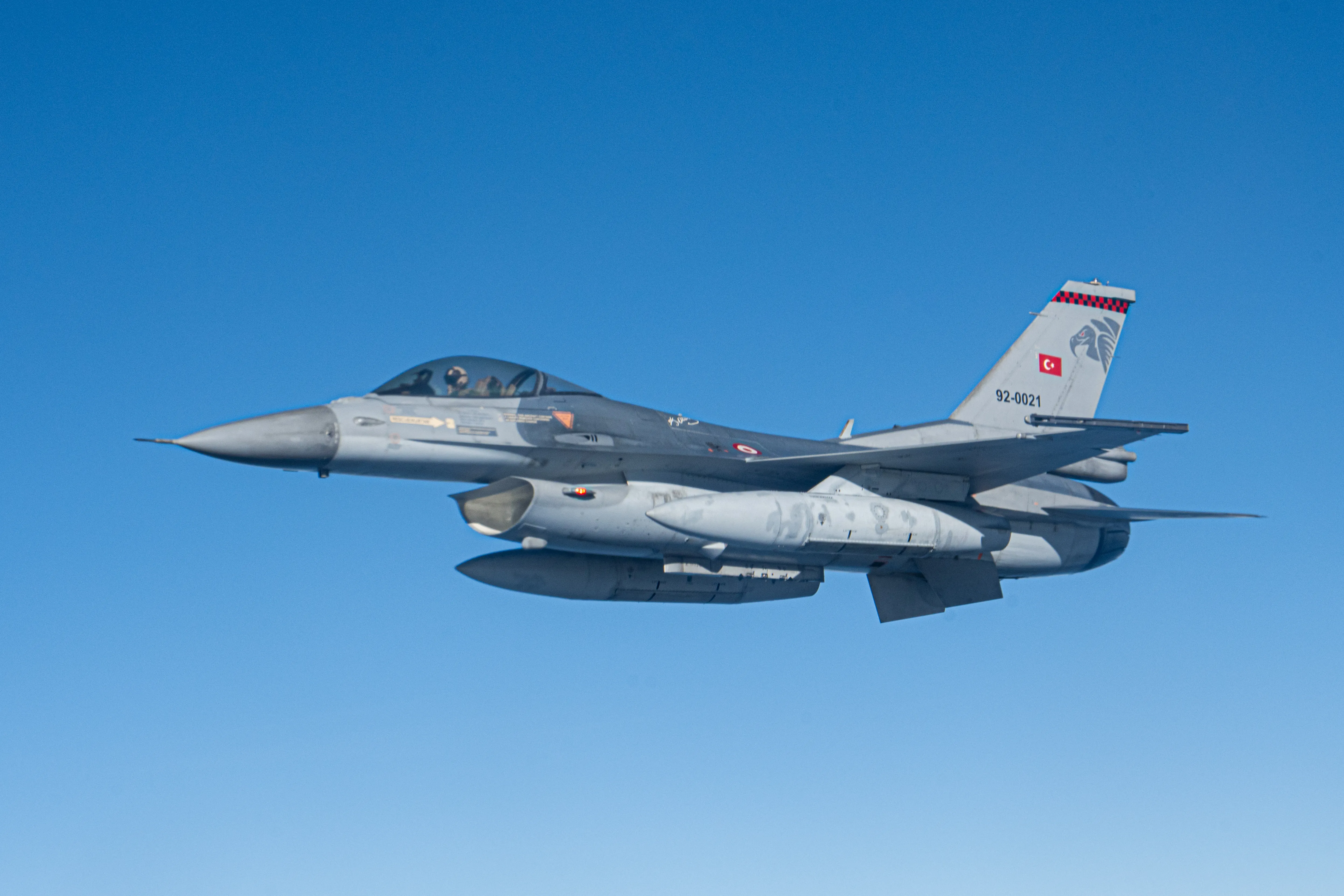 Un faucon de combat F-16 de la Force aérienne turque vole aux côtés d'un KC-135 Stratotanker de la 100e Escadre de ravitaillement en vol, RAF Mildenhall, en Angleterre, lors des opérations de ravitaillement en vol de l'exercice Ramstein Flag 25 au-dessus de la mer du Nord, le 31 mars 2025. Le drapeau Ramstein 25 est une démonstration des capacités mortelles de défense aérienne et antimissile intégrée pour protéger les forces américaines et alliées et assurer la supériorité aérienne. (Photo de l'US Air Force par l'aviateur principal Christopher Campbell)