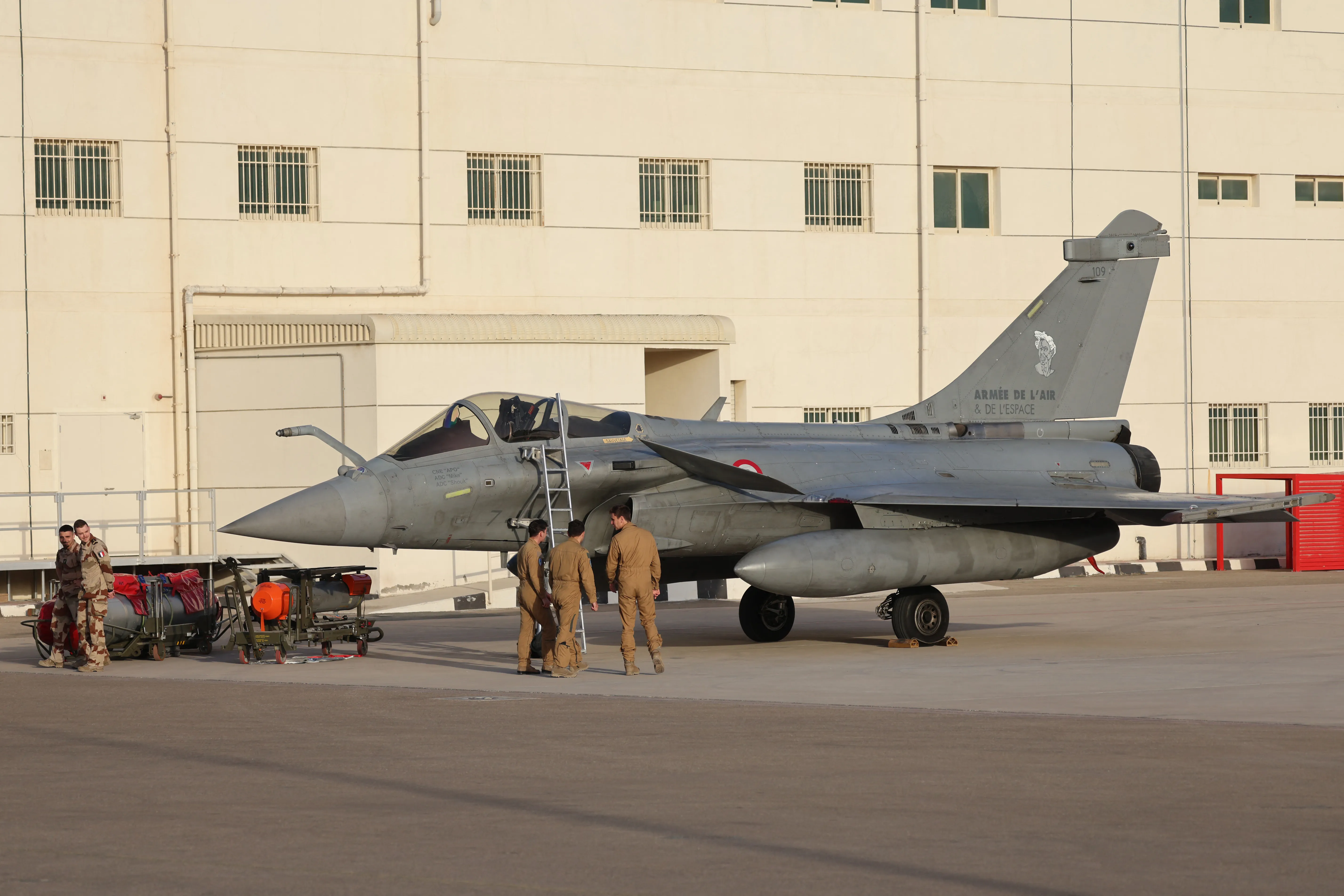 Des pilotes de l'Armée de l'Air de la 104e base aérienne française préparent le décollage du chasseur français Rafale pour un exercice d'entraînement à la base aérienne d'Al Dhafra, près d'Abou Dhabi, le 20 décembre 2025. (Photo de Ludovic MARIN / AFP via Getty Images)