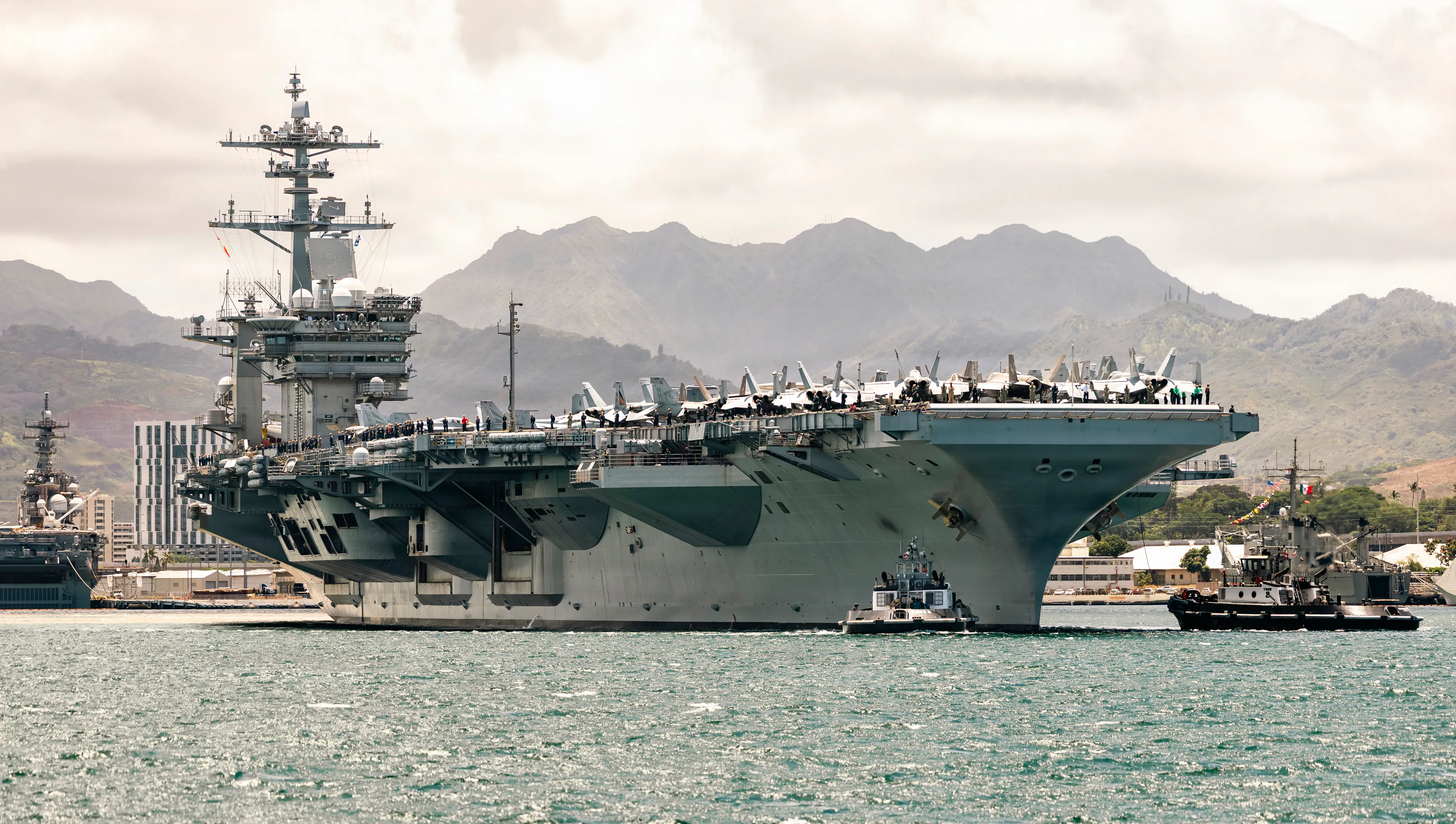 Le porte-avions USS Theodore Roosevelt (CVN 71) de la Marine américaine quitte Pearl Harbor, à Hawaï, avant la phase maritime de l'exercice Rim of the Pacific 2026, le 7 juillet 2026. Trente pays, plus de 30 navires de surface, cinq sous-marins, 15 forces terrestres nationales, plus de 206 avions et 30,000 personnes participent à RIMPAC dans et autour des îles hawaïennes, du 24 juin au 24 juillet. 31. Le plus grand exercice maritime international au monde, RIMPAC, offre une occasion de formation unique tout en favorisant et en entretenant des relations de coopération entre les participants, essentielles pour assurer la sécurité des voies maritimes et la sécurité des océans du monde. RIMPAC 2026 est le 30e exercice de la série qui a débuté en 1971. (Photo de la Royal Air Force par le Cpl. Tomas Barnard)