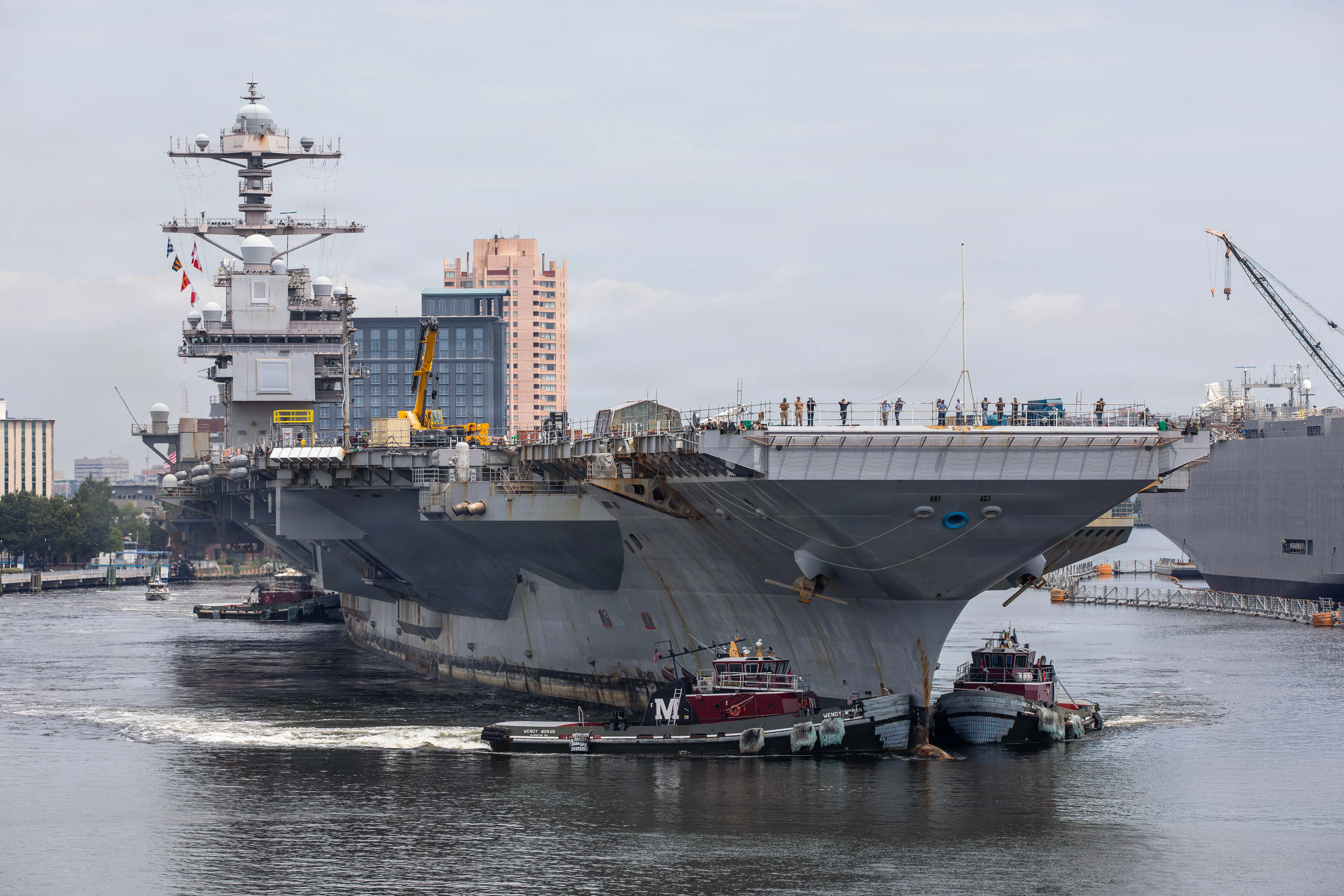 Le chantier naval de Norfolk (NNSY) à Portsmouth, en Virginie, a accueilli l'USS Gerald R. Ford (CVN 78) le 7 juillet avant sa disponibilité incrémentielle prévue (PIA). Après le déploiement historique de 326 jours du porte-avions, comprenant des opérations en Méditerranée, dans les Caraïbes et dans la mer Rouge, il s'agit de la première disponibilité régulière de Gerald R. Ford dans un chantier naval public ainsi que de la première fois qu'un porte-avions de classe Ford est entretenu à NNSY.