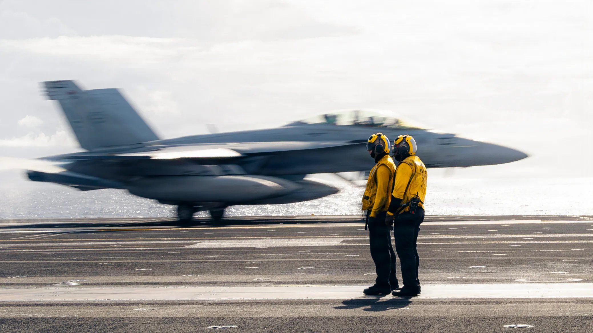 Un F/A-18 Super Hornet, attaché au Strike Fighter Squadron (VFA) 27, décolle du pont de vol du porte-avions de classe Nimitz USS George Washington (CVN 73) alors qu'il est en cours dans la mer des Philippines, le 11 juillet 2026. Le George Washington Carrier Strike Group (GWACSG) opère dans la zone d'opérations de la 7e flotte américaine. George Washington est le premier porte-avions déployé vers l'avant de l'US Navy, un symbole de longue date de l'engagement des États-Unis à maintenir un Indo-Pacifique libre et ouvert, tout en opérant aux côtés de leurs alliés et partenaires au sein de la plus grande flotte numérotée de l'US Navy. (Photo de l'US Navy par Ana Souza Young, spécialiste des communications de masse de 2e classe)