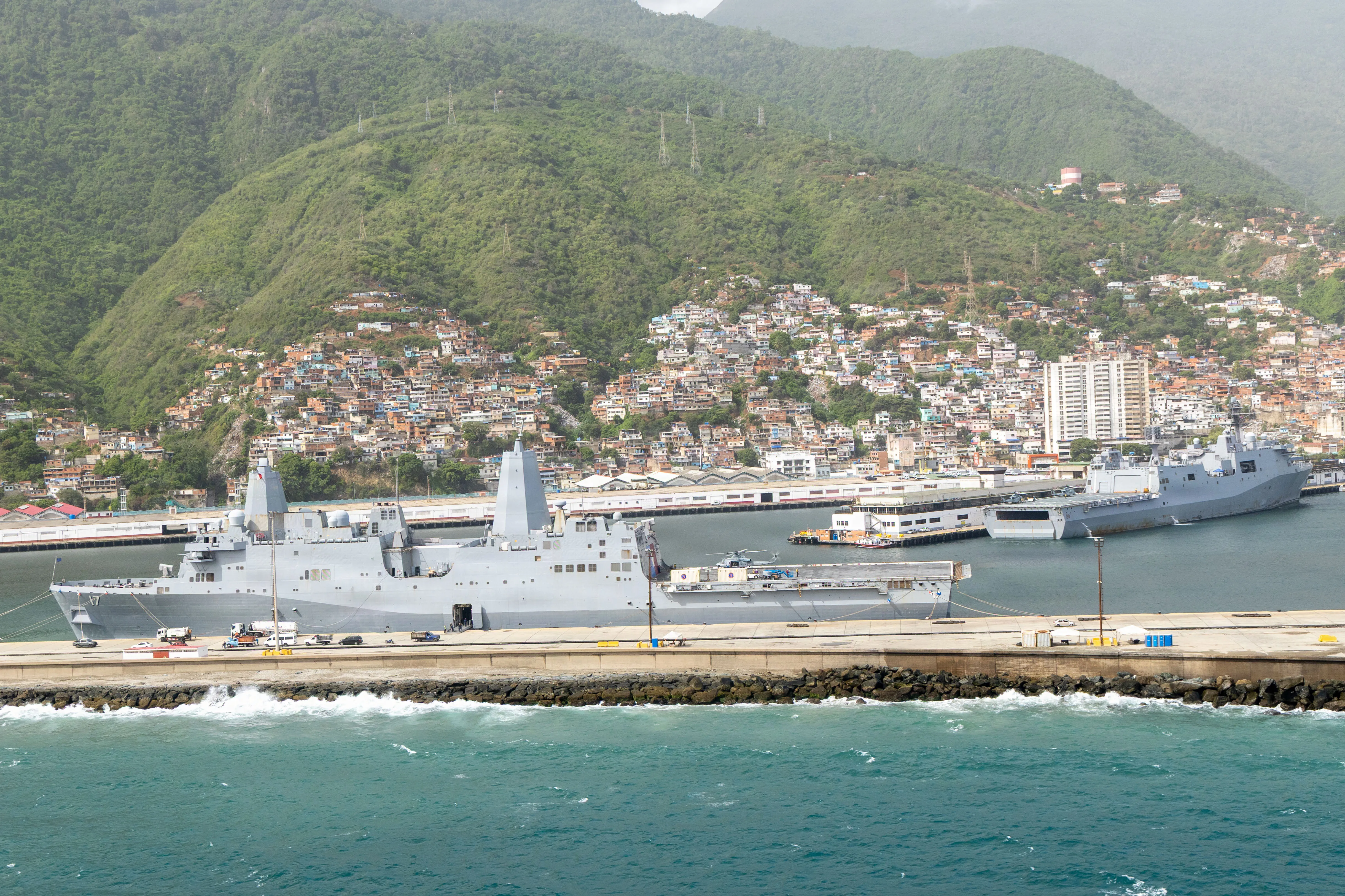 Le quai de transport amphibie de classe San Antonio USS San Antonio (LPD 17), à gauche, et le quai de transport amphibie de classe USS San Antonio, USS fort Lauderdale (LPD 28), à droite, tous deux portés lors d'un mouvement de ponts croisés à la Guaira, au Venezuela, les 9 et 10 juillet 2026. Sous la direction du Commandement Sud des États-Unis, les forces militaires américaines affectées soutiennent l'aide américaine en cas de catastrophe au peuple vénézuélien dirigée par le Département d'État à la suite de la catastrophe de juin. 24 2026, tremblements de terre. (Photo du Corps des Marines des États-Unis)