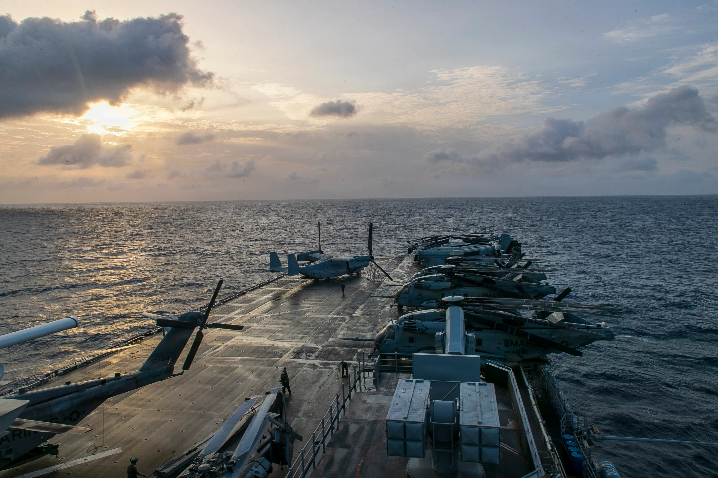Le soleil se lève sur le pont de vol du navire d'assaut amphibie de classe américaine déployé vers l'avant USS Tripoli (LHA 7), le 8 juillet 2026. Tripoli mène actuellement des opérations de routine dans la zone d'opérations de la 7e flotte américaine. La 7e flotte américaine, la plus grande flotte numérotée déployée à l'avant de la marine américaine, interagit et opère régulièrement avec ses alliés et partenaires pour préserver un Indo-Pacifique libre et ouvert. (Photo de l'US Navy par Leonard Adams, spécialiste en chef des communications de masse)
