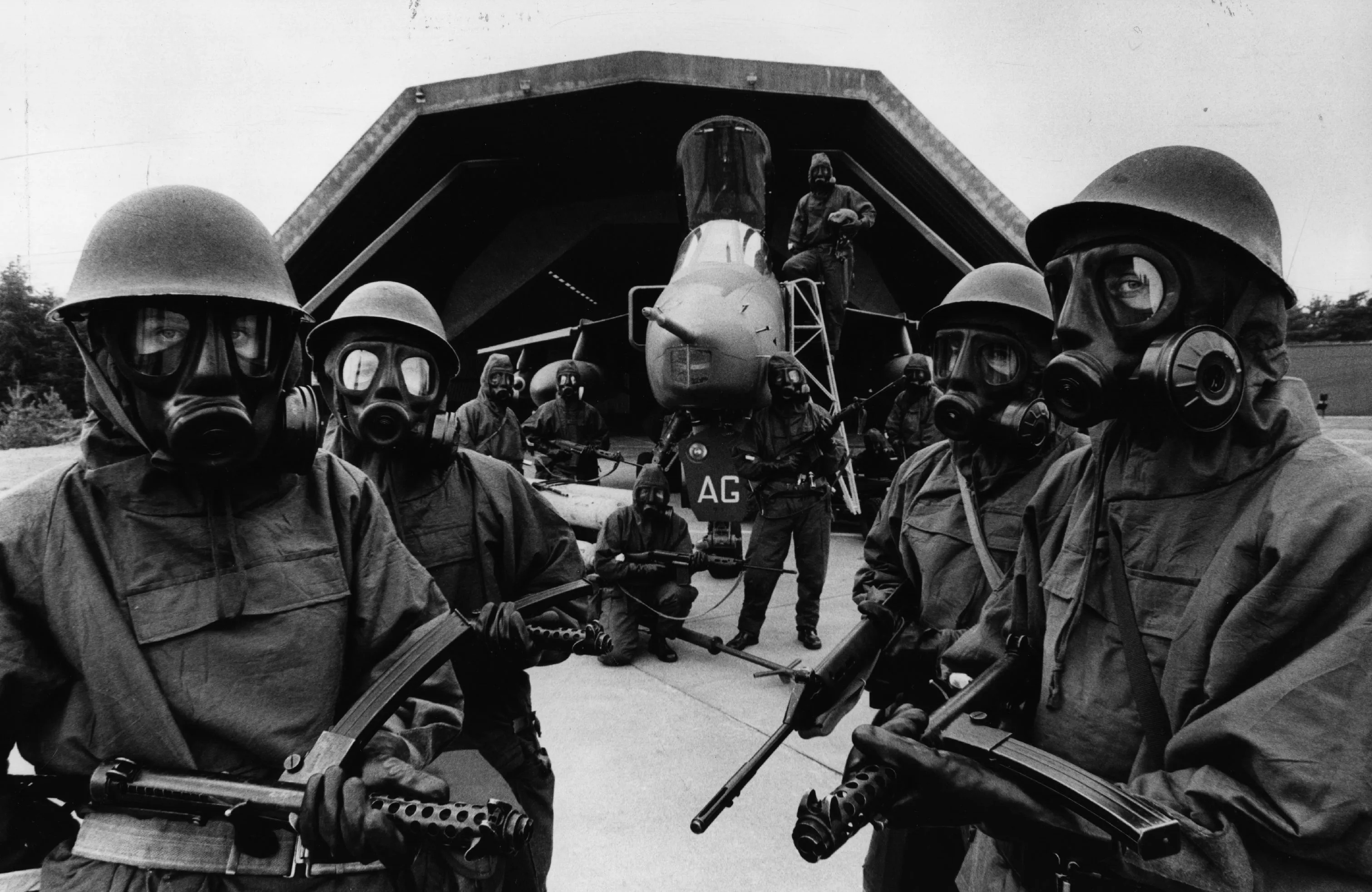 2 août 1977 : l'équipe au sol de la Royal Air Force charge des mitrailleuses Stirling et des fusils à chargement automatique dans un avion à la station de la RAF à Bruggen, en Allemagne de l'Ouest. (Photo par Evening Standard/Getty Images)