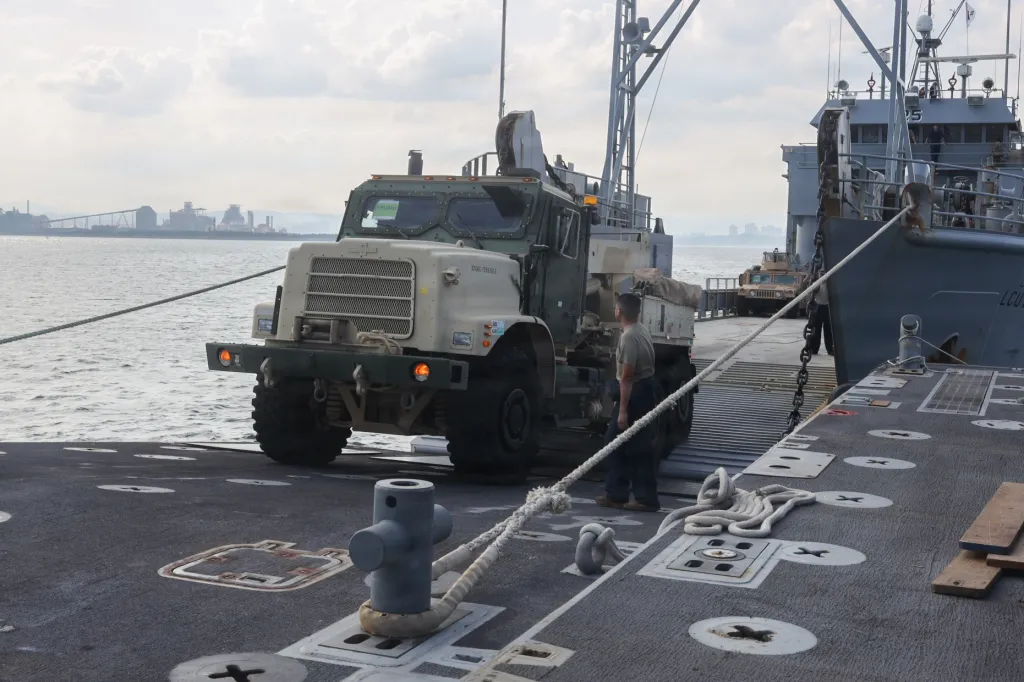 Les membres du service américain transfèrent un dépanneur de véhicule de remplacement tactique moyen MK36 sur un système amélioré d'allègement de la Marine pour effectuer un déchargement de cargaison pendant la logistique conjointe combinée au-dessus du rivage 26 à Dogu Beach, Pohang, Corée du Sud, le 9 juillet 2026. Le déchargement était un exercice de la Force de prépositionnement maritime où le 3e Groupe de logistique maritime distribue de l'équipement à partir d'un port d'entrée créé et fournit un soutien à la formation des unités de la III Marine Expeditionary Force dans toute la Corée du Sud, en testant et en validant le 3e La capacité de MLG à mener des opérations logistiques intégrées dans des environnements complexes. CJLOTS 26 est un exercice combiné conçu pour intégrer les capacités d'allègement et de connecteur navire-terre des États-Unis et de la République de Corée, améliorer la préparation combinée, renforcer l'alliance entre la République de Corée et les États-Unis et étendre la capacité de maintien en puissance maritime combinée pendant les opérations logistiques. (Photo du Corps des Marines des États-Unis par Lance Cpl. Matthew Borruso)
