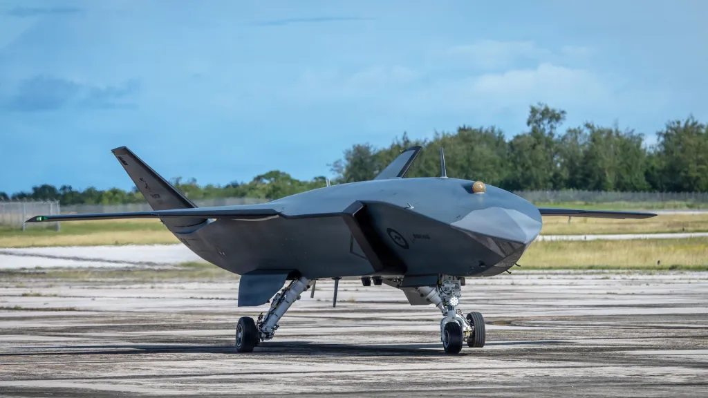 Un MQ-28 Ghost Bat de Boeing Defence Australia, un avion d'essai représentatif de la production, se prépare à effectuer un essai de taxi lors de l'exercice Valiant Shield 2026 à Rota, Commonwealth des îles Mariannes du Nord, le 21 juin 2026. Le ministère de l'Air Force et ses partenaires analyseront la contribution de l'avion en tant que multiplicateur de force qui étend la portée, la sensibilisation et la capacité de survie des plates-formes avec équipage dans des environnements contestés.