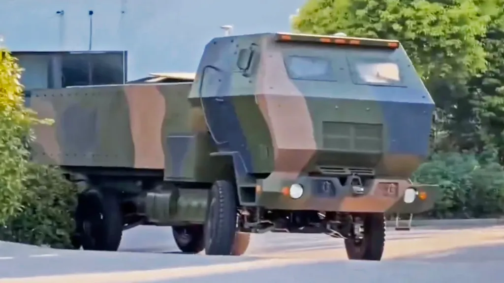 La maquette chinoise HIMARS révélée.