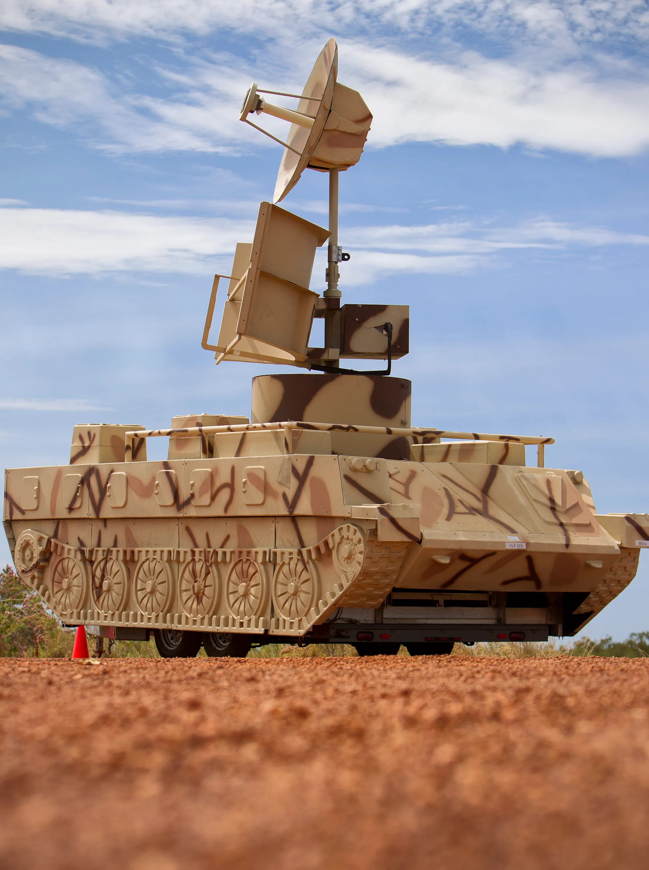 Légende : Un SA6, Advanced Ground Threat Targeting System (AGTTS) utilisé pour simuler un système radar de missile sol-air SA6 lors de l'exercice Pitch Black 2010. Mid Cap : Le Joint Combined Training Center (JCTC) fournit des fonctions de guerre électronique et de forces d'opposition (EW/OPFOR) à l'appui des forces de combat aériennes et terrestres alliées pour soutenir un entraînement de haut niveau. Le JCTC utilise le champ de tir conjoint de guerre électronique déployable (JDEWR), le système avancé de ciblage des menaces au sol (AGTTS) et le stimulateur d'avertissement radar portable (PRWRS) pour fournir des menaces sol-air. Les cibles mobiles à peau dure et gonflables sont utilisées pour les cibles sèches et réelles pour les scénarios interarmes en fournissant la signature visuelle et radar correcte.