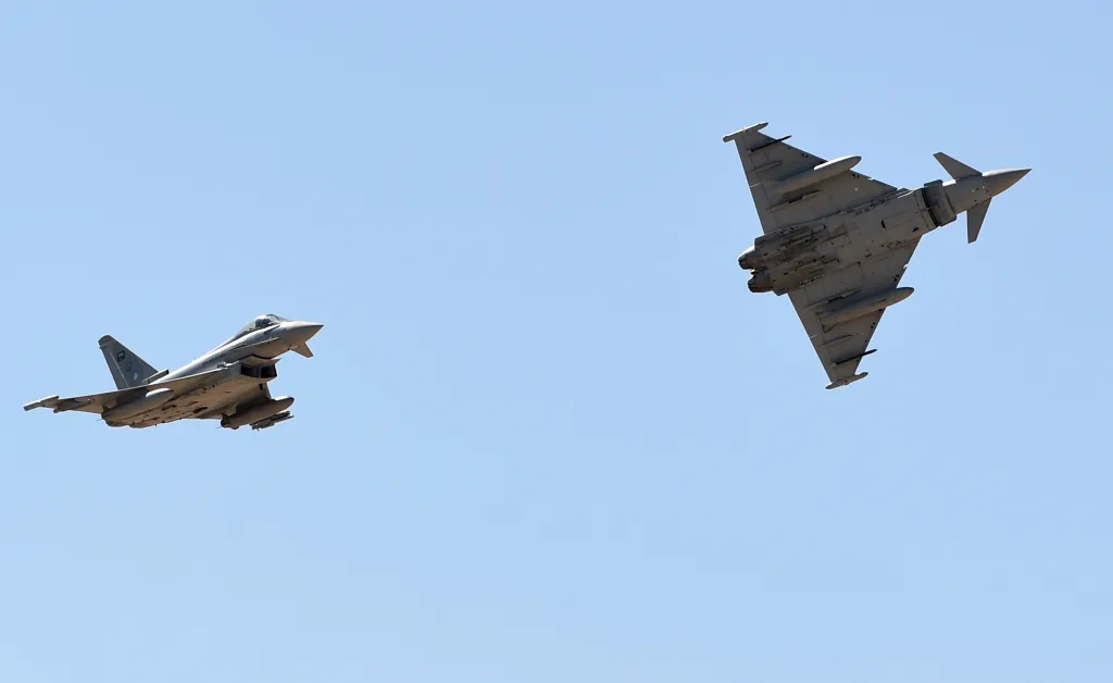 Des avions de combat Eurofighter Typhoon de l'armée de l'air saoudienne se produisent lors d'une cérémonie marquant le 50e anniversaire de la création de l'Académie aérienne du roi Faisal sur la base aérienne du roi Salmane à Riyad le 25 janvier 2017. / AFP / FAYEZ NURELDINE (Le crédit photo doit se lire FAYEZ NURELDINE/AFP via Getty Images)