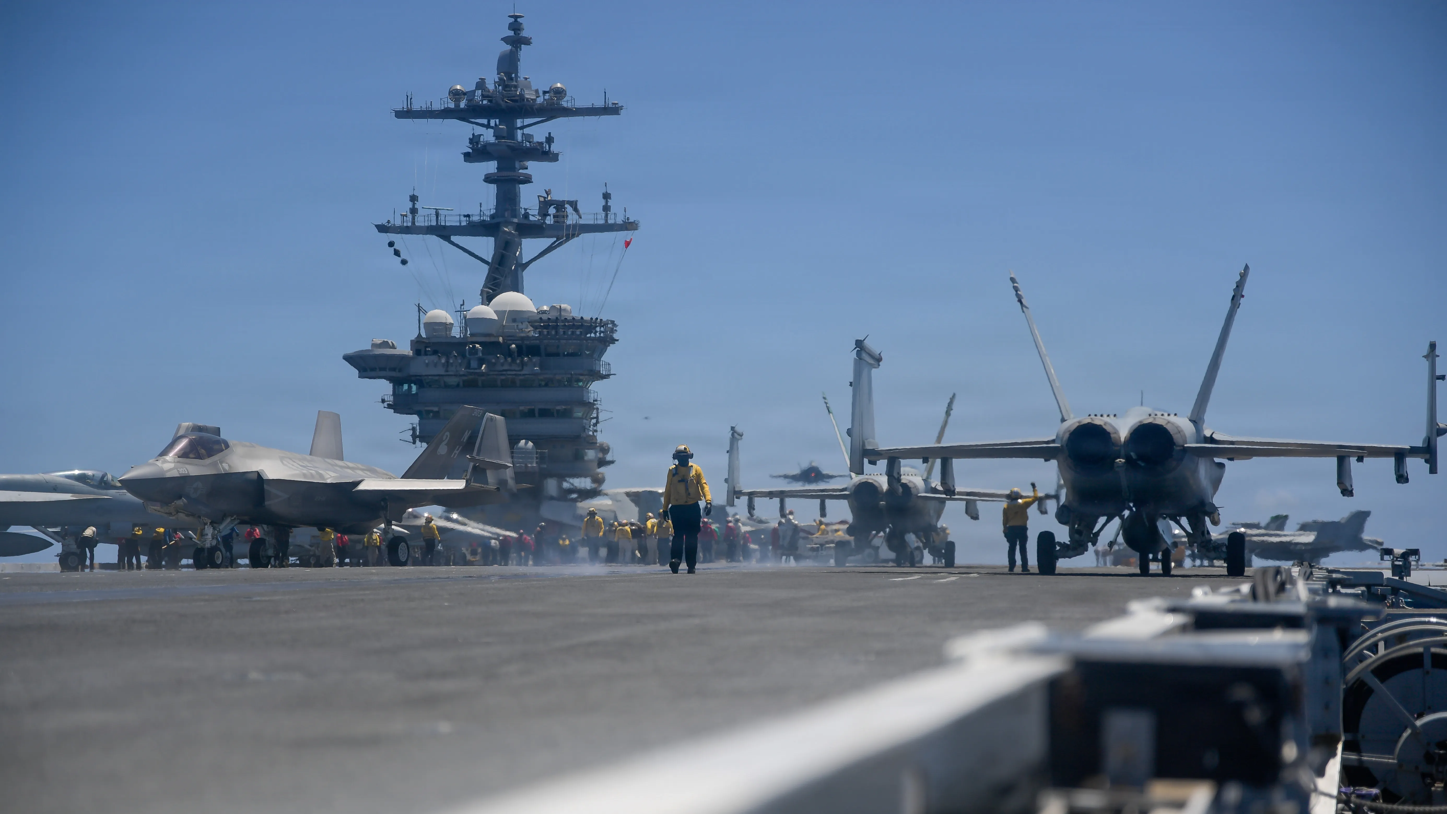 Le maître de manœuvre (manutention) de l'aviation de la Marine américaine, 3e classe, Roberto Rodriguez, parcourt le poste de pilotage du porte-avions de classe Nimitz USS Theodore Roosevelt (CVN 71) lors de l'exercice Rim of the Pacific (RIMPAC), le 10 juillet 2026. Trente nations, plus de 30 navires, cinq sous-marins, 15 forces terrestres nationales, plus de 190 avions et plus de 30,000 membres du personnel participent à RIMPAC en et autour des îles hawaïennes, du 24 juin au 31 juillet. Le plus grand exercice maritime international au monde, RIMPAC, offre une opportunité de formation unique tout en favorisant et en entretenant des relations de coopération entre les participants, essentielles à la sécurité des voies maritimes et des océans du monde. RIMPAC 2026 est le 30e exercice de la série qui a débuté en 1971. (Photo de l'US Navy par le matelot Tyler Harstad, spécialiste des communications de masse)