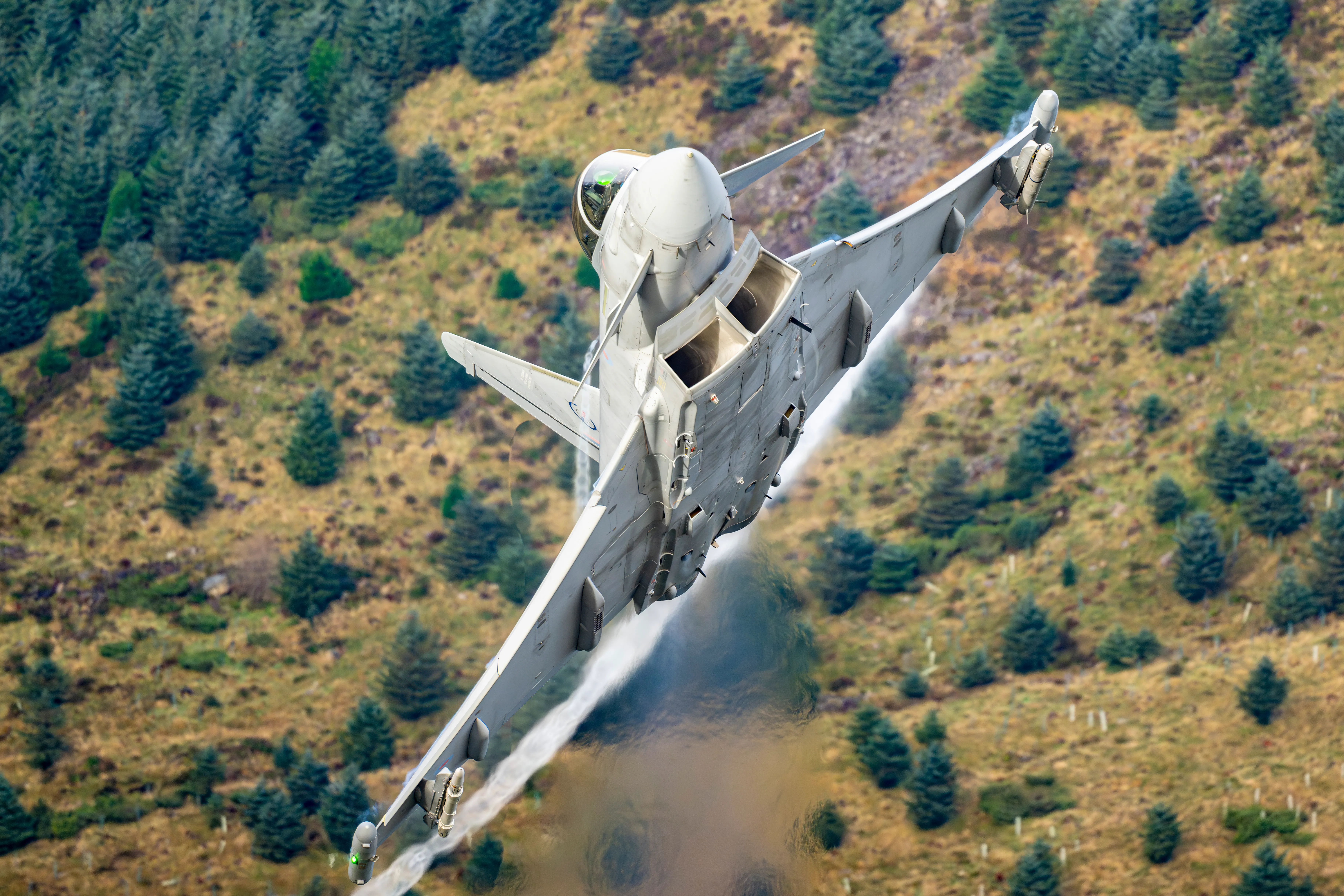 Un Eurofighter Typhoon lors d'une sortie de vol à basse altitude dans le Lake District, Cumbria, Royaume-Uni. Photo : Mark Wright/BAE Systems.