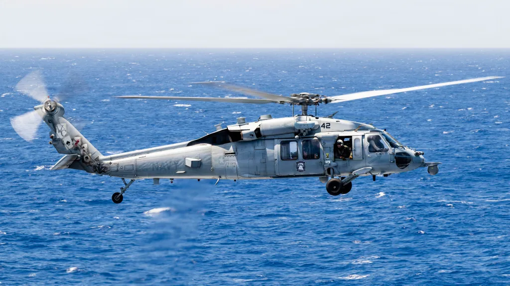 Un Sea Hawk MH-60S de la Marine américaine, affecté au Escadron d'hélicoptères de combat maritime (HSC) 23, se prépare à atterrir sur le pont de vol du porte-avions de classe Nimitz USS Theodore Roosevelt (CVN 71) lors de l'exercice Rim of the Pacific 2026 dans l'océan Pacifique, le 18 juillet 2026. Trente nations, 30 navires, cinq sous-marins, 15 forces terrestres nationales, plus de 190 avions et plus de 30 000 personnes participent au RIMPAC dans et autour des îles hawaïennes, du 24 juin au 31 juillet. Le plus grand exercice maritime international au monde, RIMPAC offre une opportunité de formation unique tout en favorisant et en entretenant des relations de coopération entre les participants, essentielles pour assurer la sécurité des voies maritimes et la sécurité des océans du monde. RIMPAC 2026 est le 30e exercice de la série qui a débuté en 1971. (Photo de l'US Navy par Adam Barnett, spécialiste des communications de masse de 3e classe)