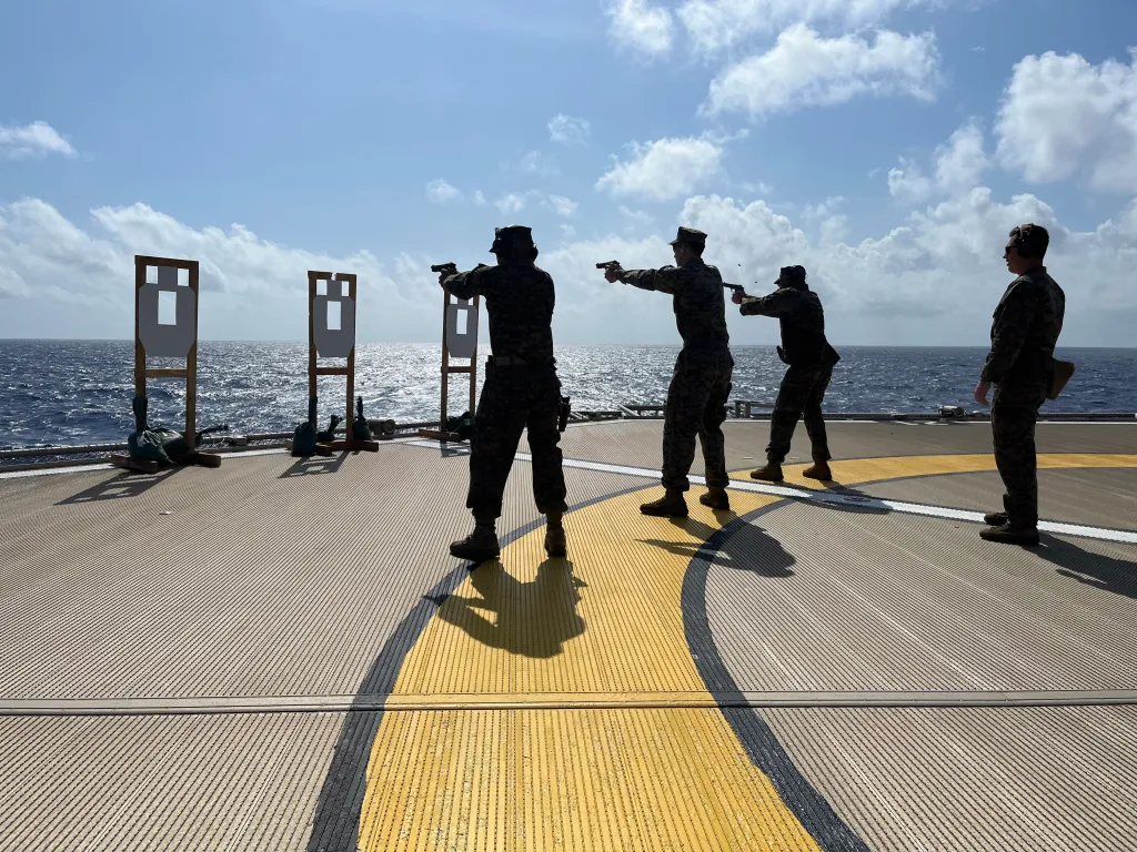 220509-N-N3764-0100 Mer des Caraïbes -- (9 mai 2022) -- des Marines embarqués de la Marine corps Security Force Regiment Company Alpha 6 et de la Company Bravo 5, effectuent une fusillade d'armes légères à bord du navire Mission spéciale Kellie Chouest, le 9 mai 2022. Le SSM Kellie Chouest est déployé dans la zone d'opérations de la 4e flotte américaine pour soutenir la mission de la Force opérationnelle interinstitutions conjointe Sud, qui comprend missions de lutte contre le trafic de drogues illicites dans les Caraïbes et le Pacifique oriental. (Photo de l'US Navy par le lieutenant Ian Blankenship/libéré)