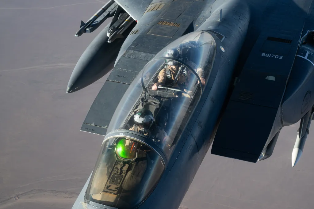 Un pilote de F-15E Strike Eagle de l'US Air Force et un officier des systèmes d'armes affectés au 335e Escadron de chasse expéditionnaire, base aérienne Seymour Johnson, Caroline du Nord, se prépare à recevoir du carburant d'un KC-135 Stratotanker affecté au 92e Escadron expéditionnaire de ravitaillement en vol, base aérienne de Fairchild, Washington, au-dessus de la zone de responsabilité (AOR) du Commandement central des États-Unis (USCENTCOM), le 16 septembre 2024. Le Le F-15E est un chasseur biplace à double rôle doté d'un cockpit arrière permettant à un officier des systèmes d'armes de gérer les armes et les systèmes aéronautiques tout en menant des opérations qui assurent la sûreté et la sécurité des partenaires régionaux des États-Unis et des alliés de la coalition au sein de la zone de responsabilité de l'USCENTCOM. (Photo de l'US Air Force)