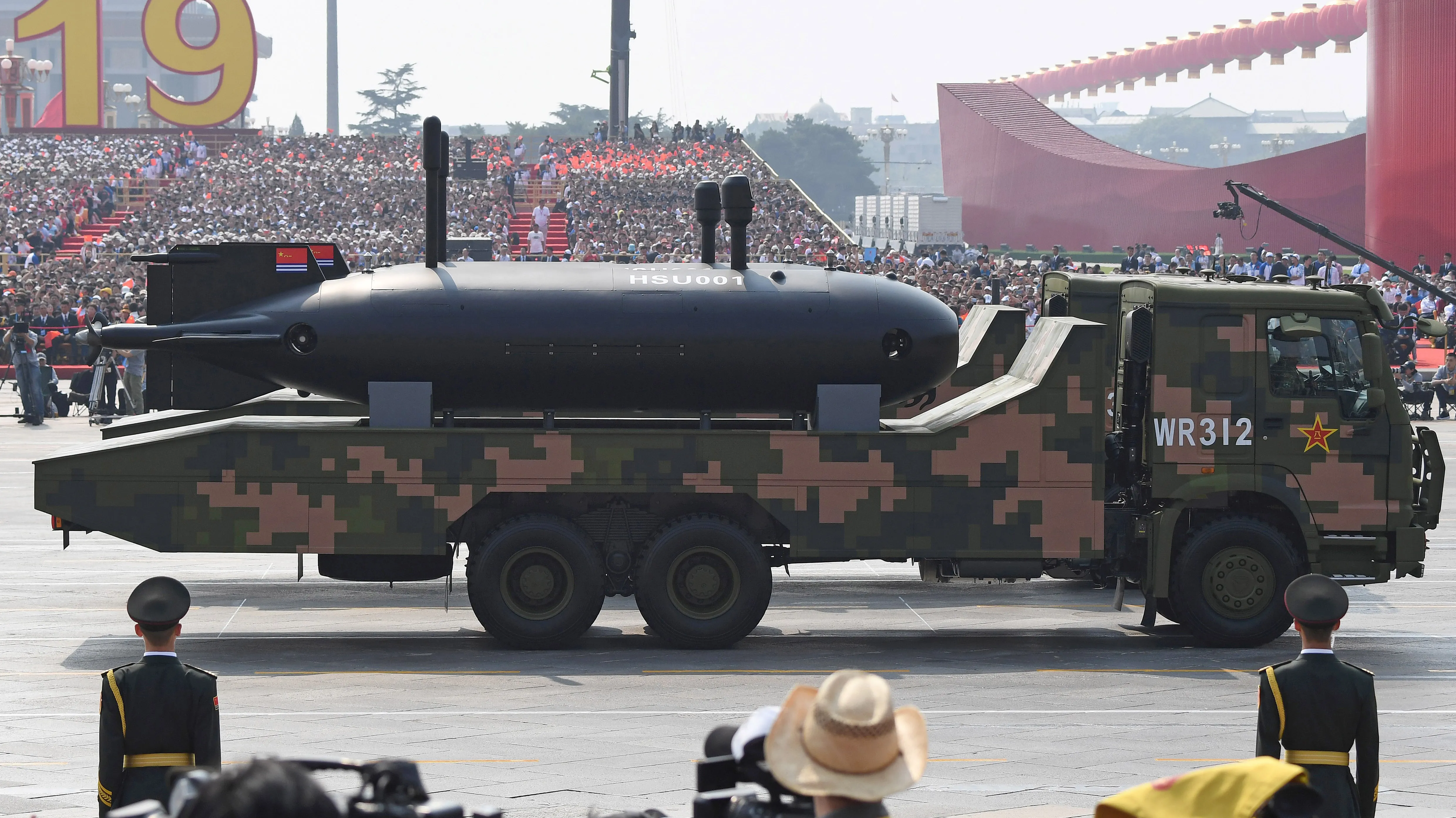 Les drones sous-marins chinois HSU001 sont vus lors d'un défilé militaire sur la place Tiananmen à Pékin le 1er octobre 2019, pour marquer le 70e anniversaire de la fondation de la République populaire de Chine. (Photo de GREG BAKER / AFP) (Photo de GREG BAKER/AFP via Getty Images)