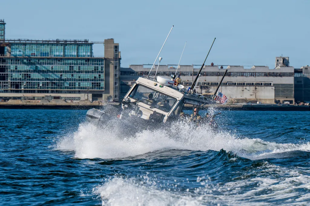 Un bateau de sécurité portuaire transportable de 32 pieds éclabousse à la suite d'un navire alors qu'il est en poursuite lors d'un exercice d'entraînement simulé à San Francisco, le 14 mars 2026. Les hommes et les femmes de la Garde côtière américaine s'entraînent et se préparent à répondre à une crise ou à une éventualité qui peut survenir sans avertissement, notamment en sauvant les personnes en détresse, en répondant aux ouragans ou aux incidents nationaux et en défendant la nation dans le cadre des forces armées. (Photo de la Garde côtière américaine par le maître de 3e classe Austin Wiley)