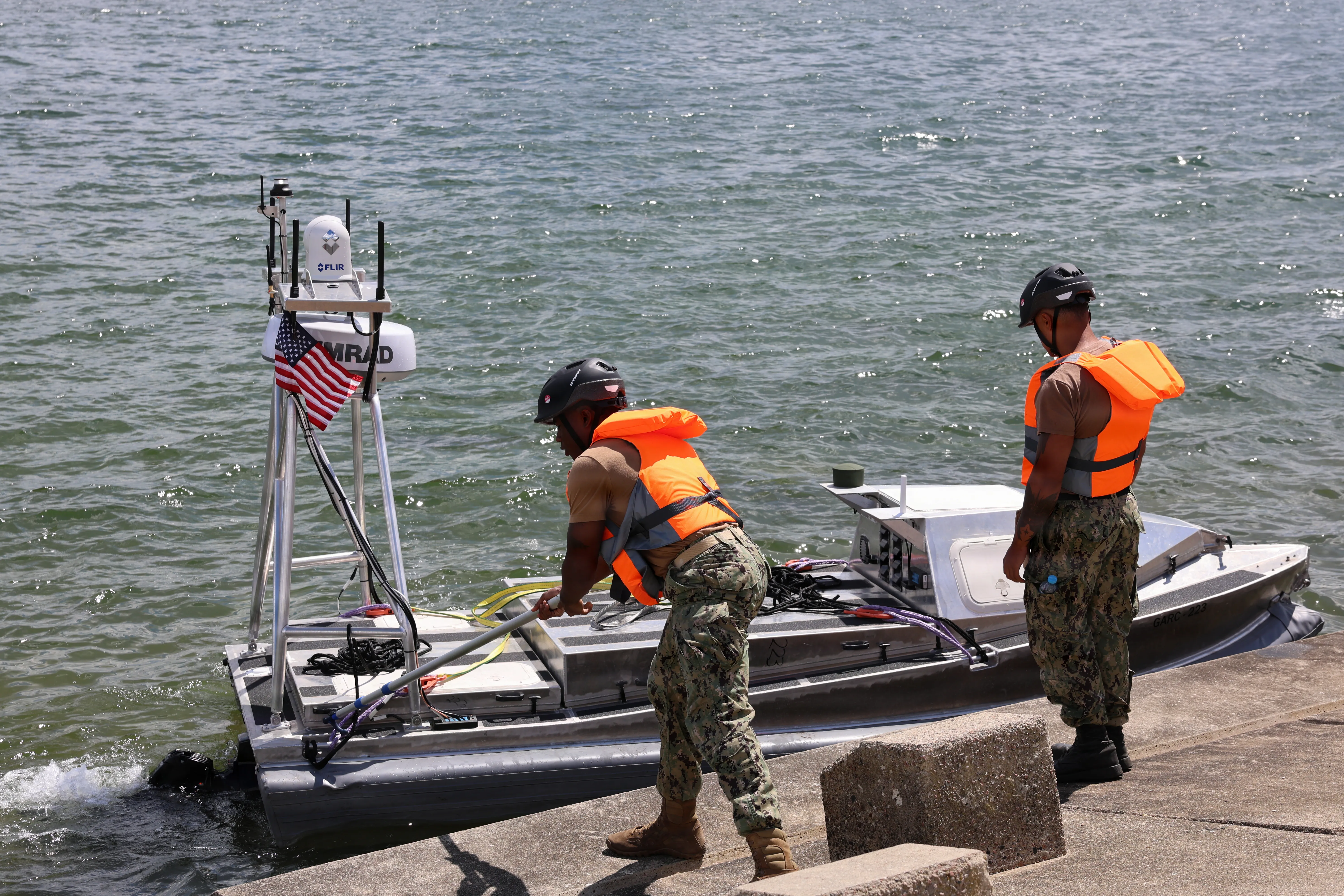 260612-N-LY640 GDYNIA, Pologne (12 juin 2026) – des marins affectés à l'escadron de navires de surface sans pilote (USVRON) 3 Division 32, poussent un engin de reconnaissance autonome mondial (GARC) hors du mur lors d'un lancement côté jetée dans le port de Gdynia lors de l'exercice Baltic Operations (BALTOPS) 2026, 12 juin 2026. BALTOPS 2026, le premier exercice maritime dans la région de la mer Baltique, offre une opportunité de formation unique pour renforcer les capacités de réponse combinées essentielles à la préservation de la liberté de navigation et de la sécurité dans la mer Baltique. (Photo de l'US Navy par Sandi Grimnes Moreno, spécialiste en chef des communications de masse)