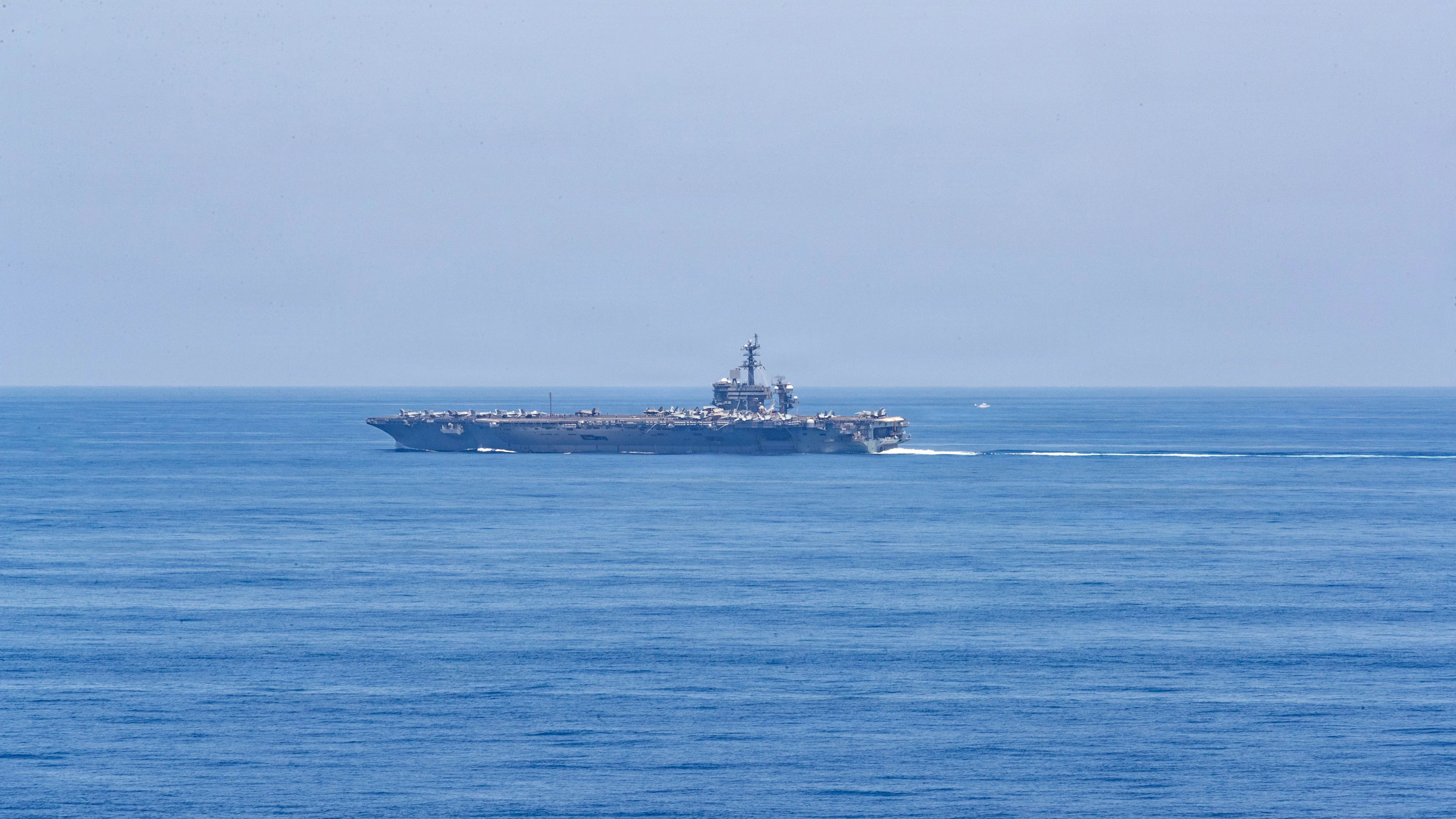 Le porte-avions de classe Nimitz USS George Washington (CVN 73) transite par le détroit de Luzon, le 22 juillet 2026. Le groupe aéronaval George Washington opère dans la zone d'opérations de la 7e flotte américaine. George Washington est le premier porte-avions déployé vers l'avant de l'US Navy, un symbole de longue date de l'engagement des États-Unis à maintenir un Indo-Pacifique libre et ouvert, tout en opérant aux côtés de leurs alliés et partenaires au sein de la plus grande flotte numérotée de l'US Navy. (Photo de l'US Navy par le matelot Anthony Vilardi, spécialiste des communications de masse)