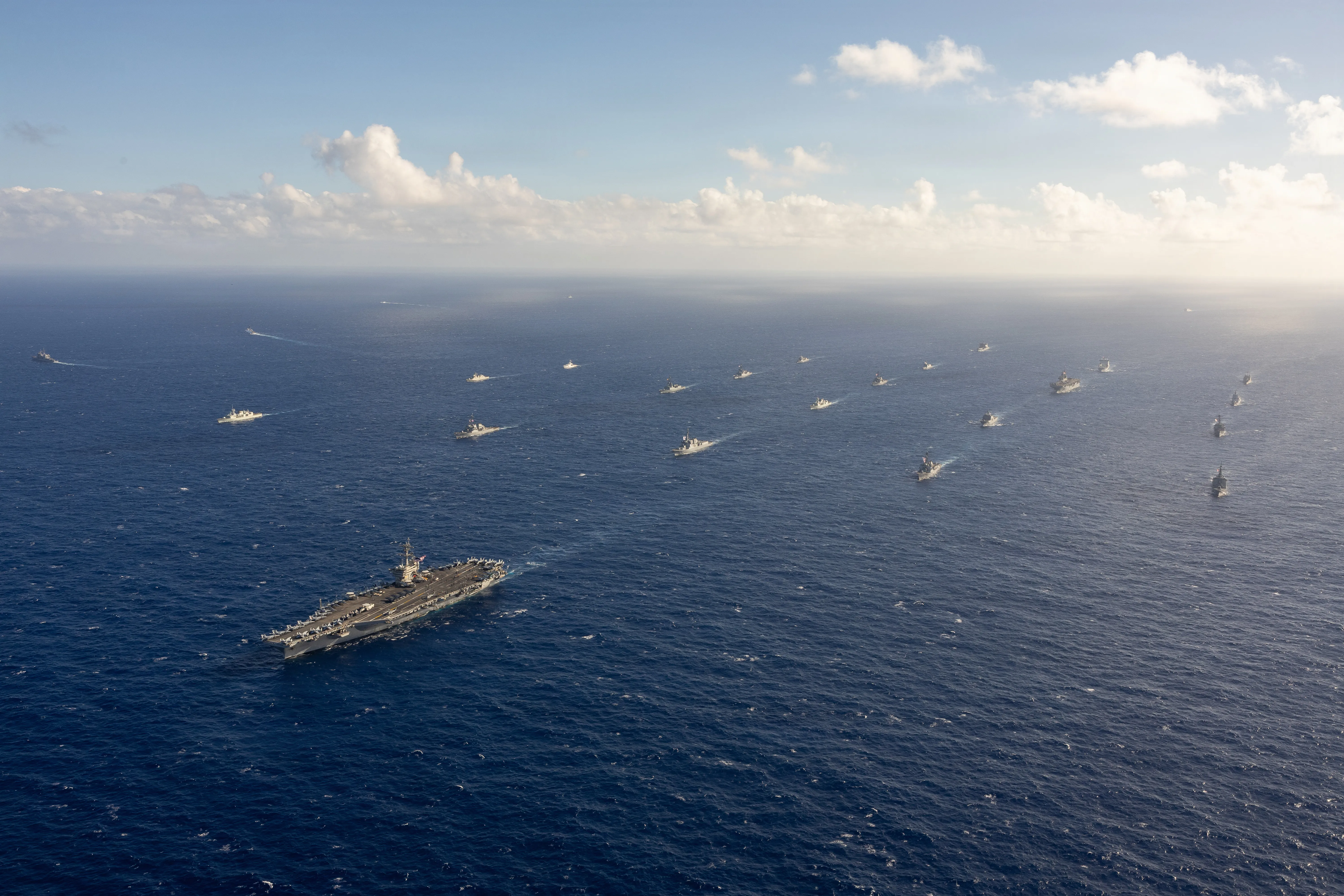 Le porte-avions de classe Nimitz USS Theodore Roosevelt (CVN 71) dirige un groupe de navigation le 22 juillet 2026 dans l'océan Pacifique au large des côtes d'Hawaï lors de l'exercice Rim of the Pacific 2026. Trente nations, 30 navires, cinq sous-marins, 15 forces terrestres nationales, plus de 190 avions et plus de 30,000 personnes participent à RIMPAC dans et autour des îles hawaïennes, du 24 juin au 31 juillet. Le plus grand exercice maritime international au monde, RIMPAC, offre une occasion de formation unique tout en favorisant et en entretenant des relations de coopération entre les participants, essentielles pour assurer la sécurité des voies maritimes et la sécurité des océans du monde. RIMPAC 2026 est le 30e exercice de la série qui a débuté en 1971.