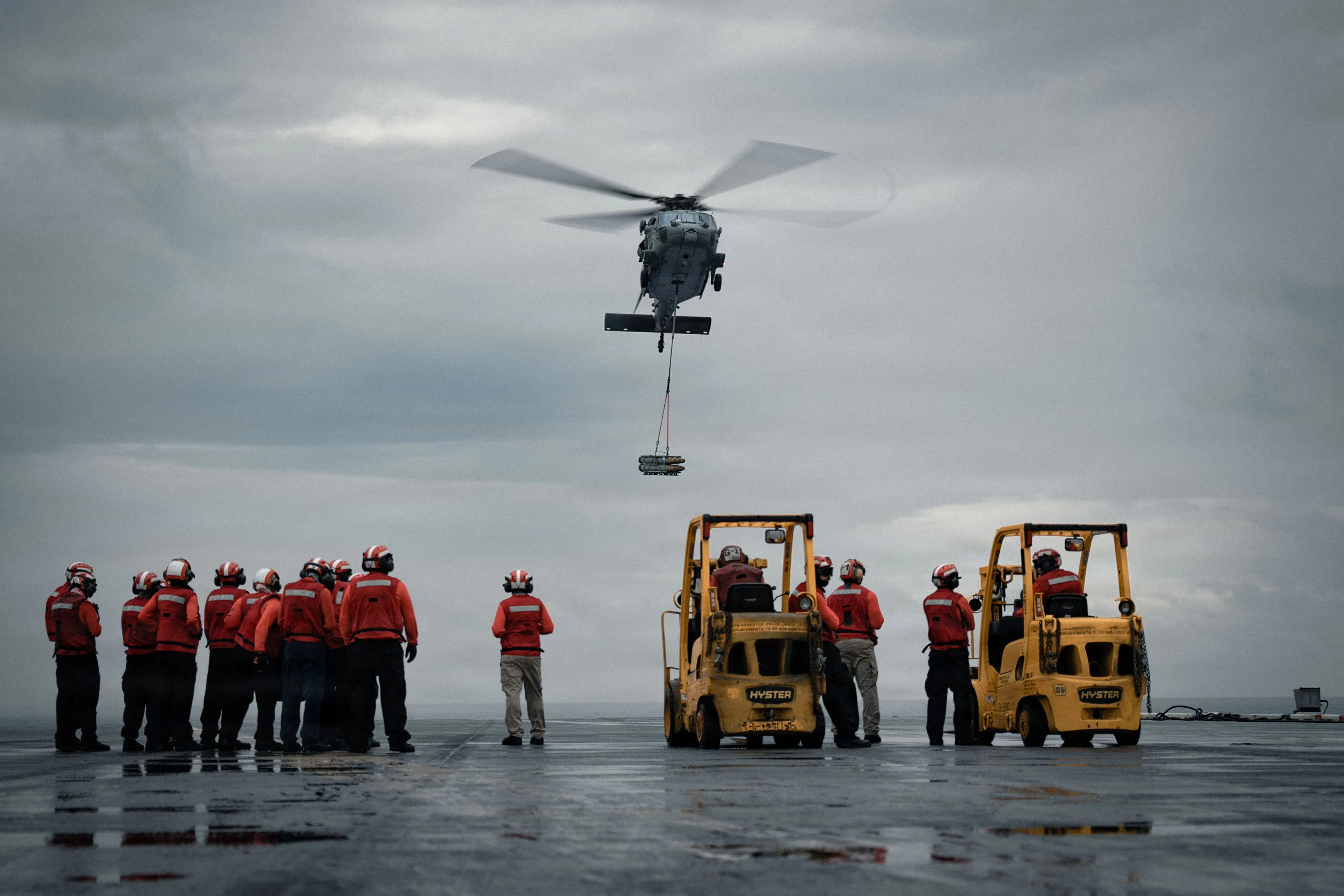 Un Seahawk MH-60S, attaché aux « Dragonslayers » de l'Escadron de combat en mer (HSC) 11, s'approche du poste de pilotage tout en transportant des munitions à bord du porte-avions de classe Nimitz USS Dwight D. Eisenhower (CVN 69), le 24 juillet 2026. Eisenhower est en cours dans l'océan Atlantique en chargeant des munitions. (Photo de l'US Navy par Miguel Santiago, spécialiste des communications de masse de 2e classe)