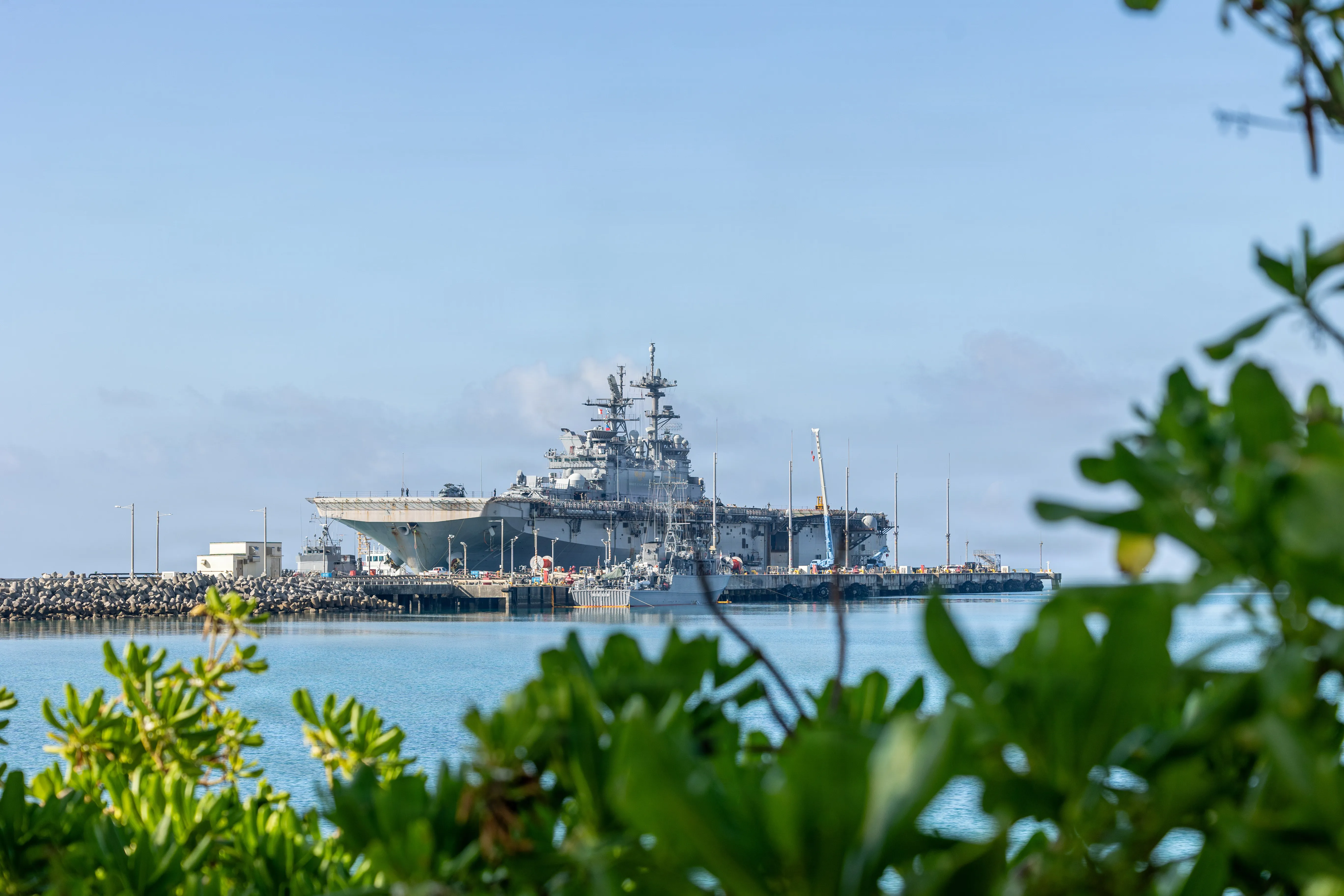 Le navire d'assaut amphibie de classe américaine USS Tripoli (LHA 7) arrive à l'installation navale de White Beach, à Okinawa, au Japon, après avoir conclu un déploiement dynamique de six mois dans les zones d'opération de la 5e et de la 7e flotte américaine, le 22 juillet 2026. Tripoli est déployé à l'avant à Sasebo, au Japon, et le navire amiral du groupe de grève expéditionnaire (ESG) 7 / commandant de la Force opérationnelle (CTF) 76. Dans la zone de la 7e flotte américaine de opérations, l'ESG7 / CTF-76 est chargé de mener des opérations de guerre expéditionnaire avec les capacités de la Marine et du Corps des Marines pour soutenir les éventualités sur le théâtre qui vont de la réponse à une crise aux opérations de combat complètes. (Photo du Corps des Marines des États-Unis par Lance Cpl. Eadan Avramidis)