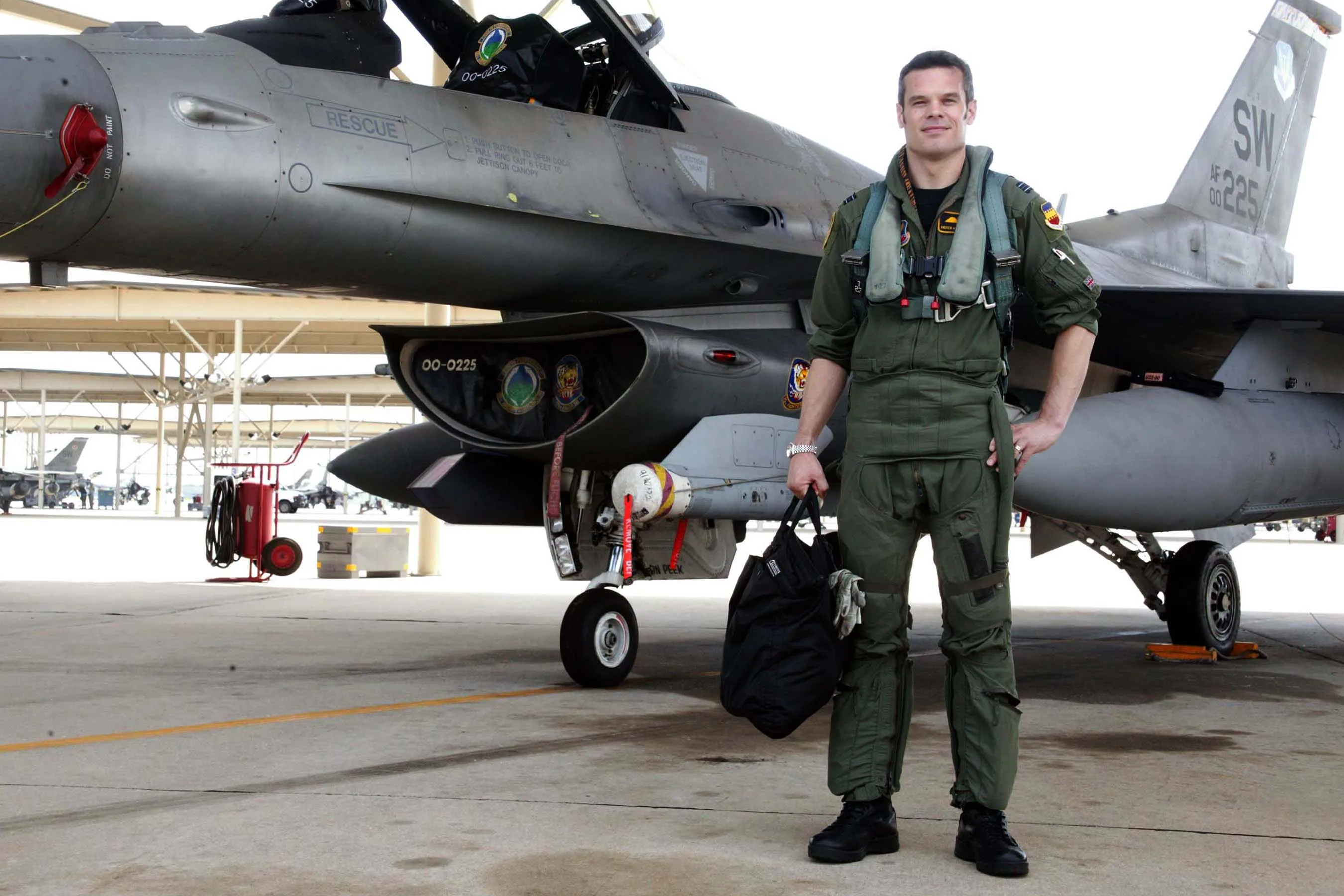 SHAW AIR FORCE BASE, SC -- le lieutenant d'aviation Andrew Mallery-Blythe, pilote de F-16 du 79e Escadron de chasse, se tient devant un F-16 ici le 21 août. Leftenant Mallery-Blythe est un pilote d'échange de la Royal Air Force, Royaume-Uni. Le programme d'échange de pilotes permet d'échanger des pilotes militaires de différents pays pour apprendre comment d'autres pays effectuent et effectuent des missions. L'objectif du programme est d'améliorer les relations entre les nations et l'adaptabilité des pilotes. (Photo de l'US Air Force/Sergent d'état-major. John Gordinier)
