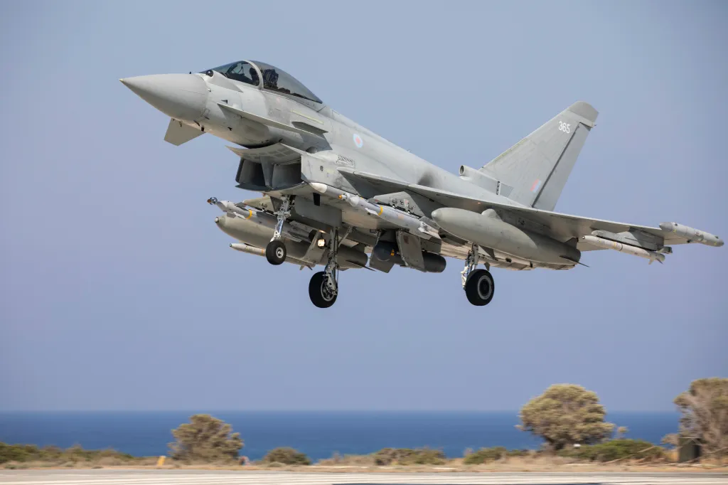 Un chasseur Typhoon de la Royal Air Force, qui fait partie de la 903e Escadre aérienne expéditionnaire déployée dans le cadre de l'Op SHADER, a été vu revenir à la RAF Akrotiri après un vol au Moyen-Orient. Le Typhoon peut transporter une vaste gamme d'armes air-air et air-sol, notamment le missile à distance à armement conventionnel Storm Shadow, l'arme antiblindée Brimstone et les bombes à guidage laser, ainsi que le module de ciblage et de reconnaissance laser Litening. Le Typhoon FGR.Mk 4 est un avion de combat multirôle de quatrième génération hautement performant et extrêmement agile, capable d'être déployé pour l'ensemble des opérations aériennes, y compris la police aérienne, le soutien de la paix et les conflits de haute intensité. L’avion dispose d’une capacité multirôle puissante et précise. Le pilote exécute de nombreuses fonctions essentielles grâce à l'interface mains sur manette des gaz (HOTAS) de l'avion qui, combinée à un cockpit avancé et à l'assemblage d'équipement de casque (HEA), rend le Typhoon superbement équipé pour tous les aspects des opérations aériennes. Bien que Typhoon ait effectué jusqu'à présent des missions d'attaque de précision dans tous ses déploiements de combat, son rôle le plus essentiel reste la fourniture d'une alerte de réaction rapide (QRA) pour l'espace aérien du Royaume-Uni et des îles Falkland.