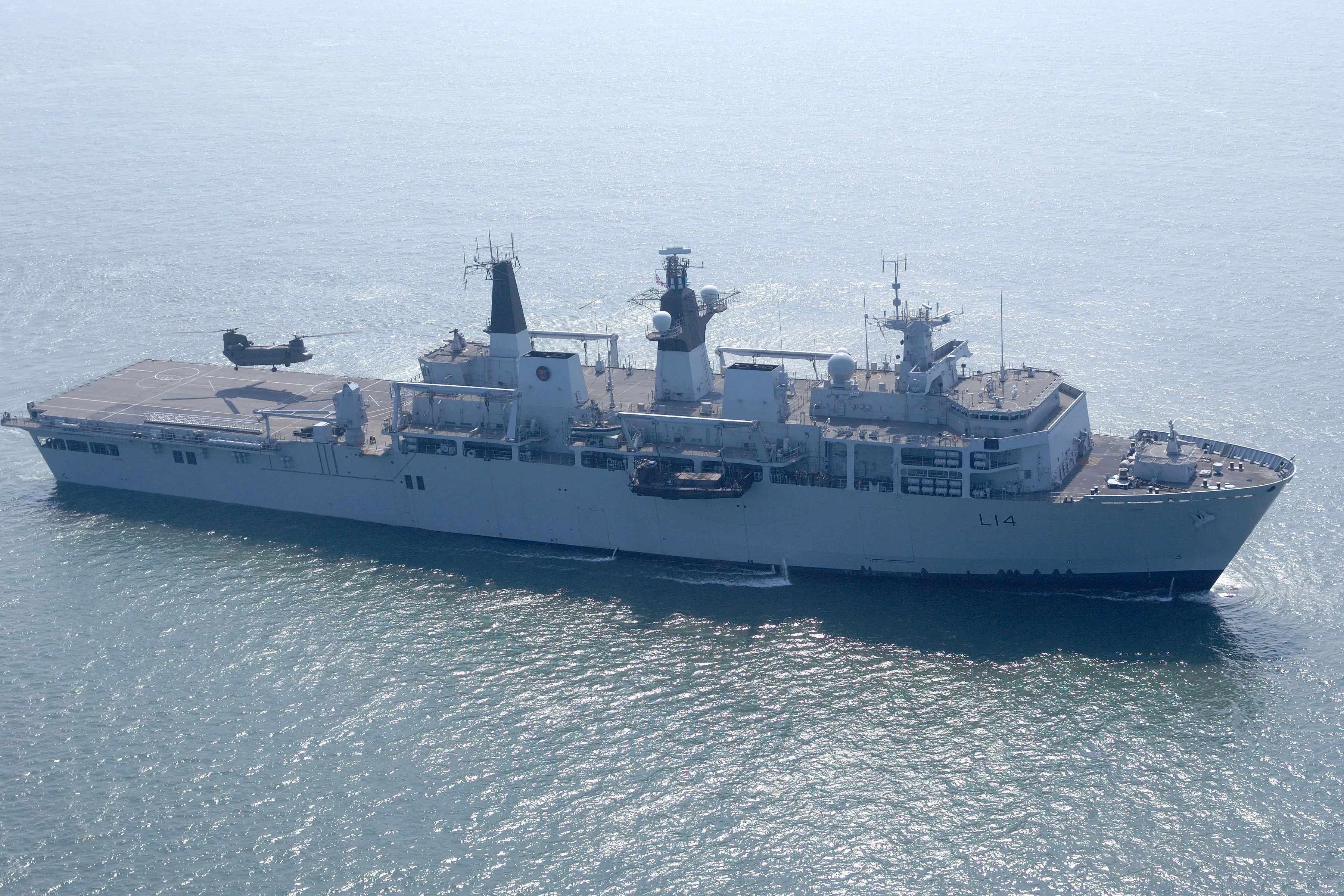 Le HMS Albion est photographié en train d'opérer avec les Royal Marines néerlandais. La fonction principale des navires Landing Platform Dock (LPD) de classe Albion est d'embarquer, de transporter, de déployer et de récupérer (par voie aérienne et maritime) des troupes et leur équipement, véhicules et marchandises diverses, faisant partie d'une force d'assaut amphibie.