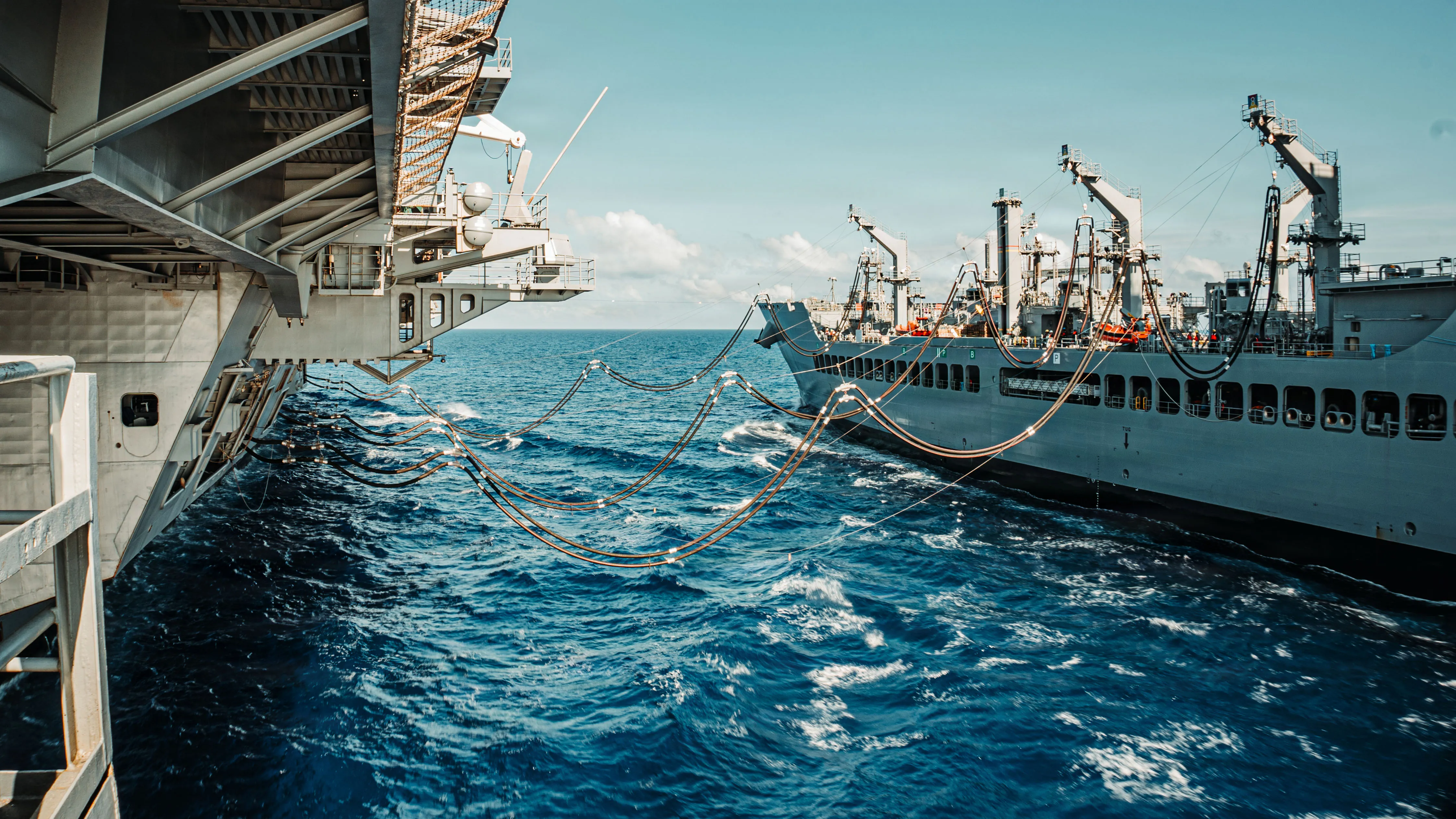 Porte-avions de classe Nimitz USS George Washington (CVN 73) lors d'une évolution de ravitaillement en mer dans la mer des Philippines, le 18 juillet 2026. Le groupe aéronaval George Washington opère dans la zone d'opérations de la 7e flotte américaine. George Washington est le premier porte-avions déployé vers l'avant de l'US Navy, un symbole de longue date de l'engagement des États-Unis à maintenir un Indo-Pacifique libre et ouvert, tout en opérant aux côtés de leurs alliés et partenaires au sein de la plus grande flotte numérotée de l'US Navy. (Photo de l'US Navy par le spécialiste des communications de masse de 2e classe Tyler Crowley)