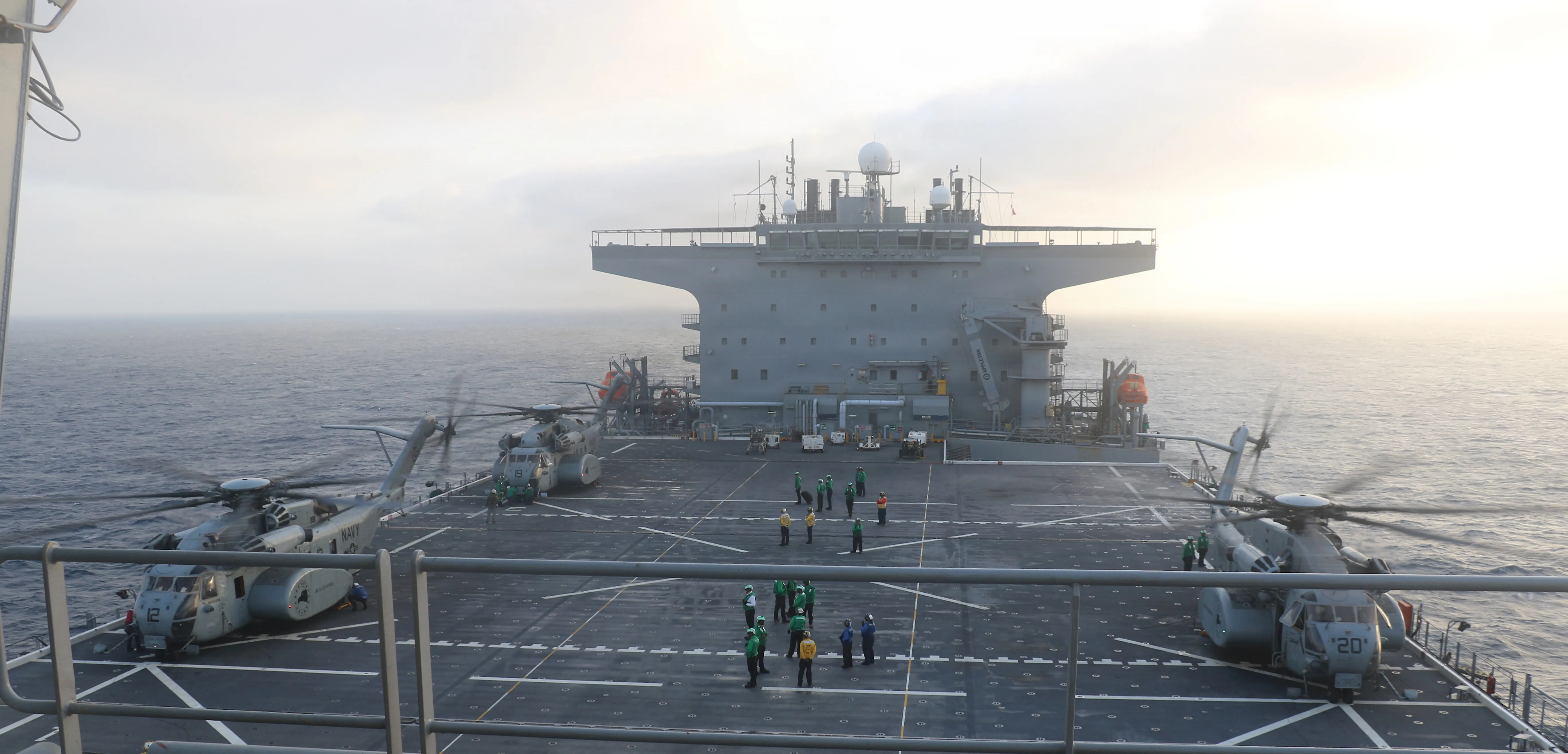 Les marins américains effectuent des opérations de vol avec le MH-53E Sea Dragon affecté à l'Escadron d'hélicoptères de lutte contre les mines (HM) 15 à bord de la base maritime expéditionnaire de classe Lewis B. Puller USS Miguel Keith (ESB 5), le 6 juin 2026. Miguel Keith est déployé dans la zone d'opérations de la 5e flotte américaine. (Photo de la marine américaine)