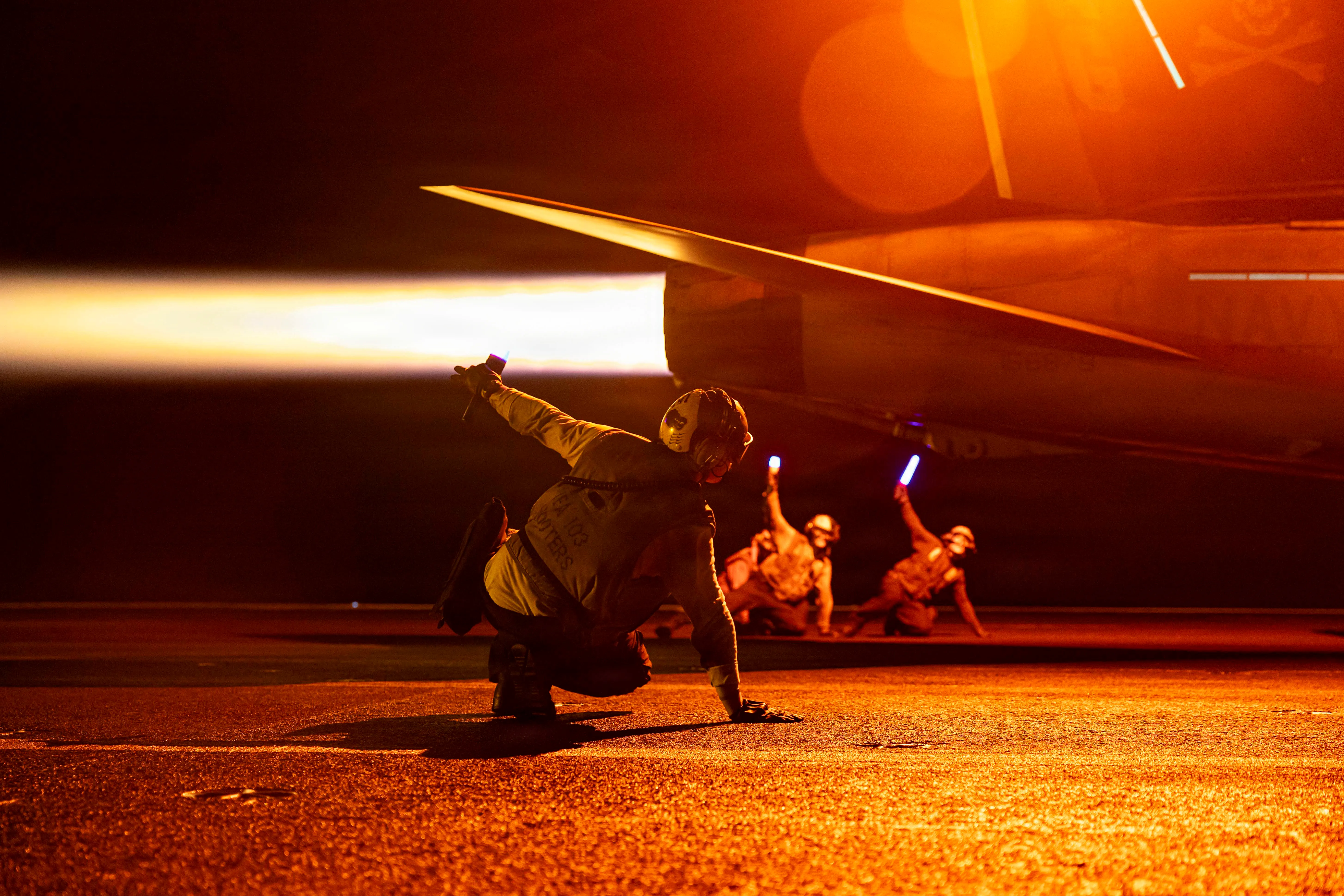 Les marins américains mènent des opérations aériennes à bord du porte-avions de classe Nimitz USS George HW Bush (CVN 77), le 29 juillet 2026. George HW Bush est déployé dans la zone d'opérations de la 5e flotte américaine pour soutenir la sécurité et la stabilité maritimes au Moyen-Orient. (Photo de la marine américaine)
