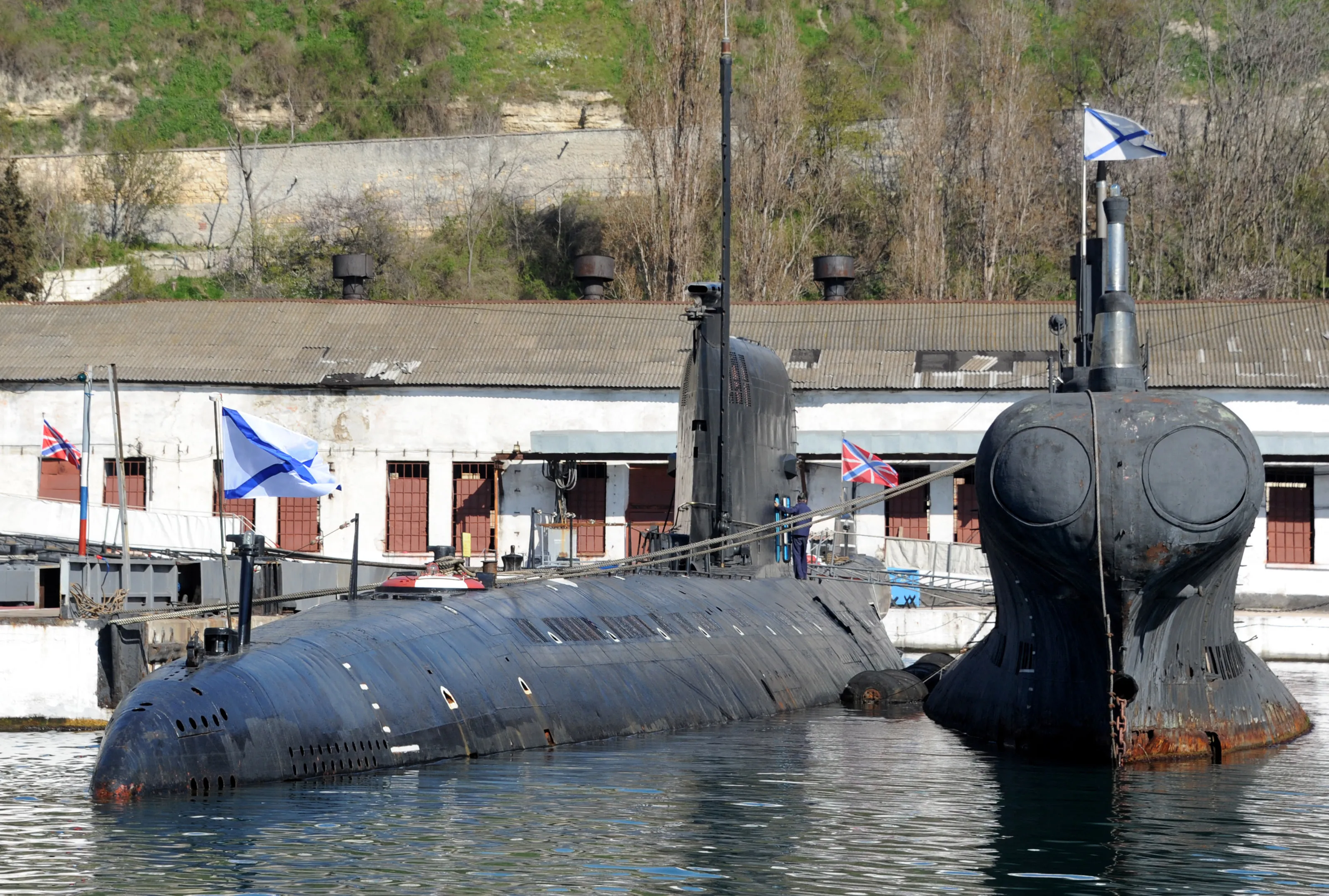 Des sous-marins russes sont amarrés dans la baie de la ville de Sébastopol en Crimée, le 23 mars 2014. Le chef rebelle de Crimée a exhorté dimanche les Russes de toute l'Ukraine à se soulever contre le régime de Kiev et à accueillir les forces du Kremlin dont la marche incessante contre sa péninsule litigieuse a défié l'indignation occidentale. PHOTO AFP/ VIKTOR DRACHEV (Photo de VIKTOR DRACHEV / AFP) (Photo de VIKTOR DRACHEV/AFP via Getty Images)