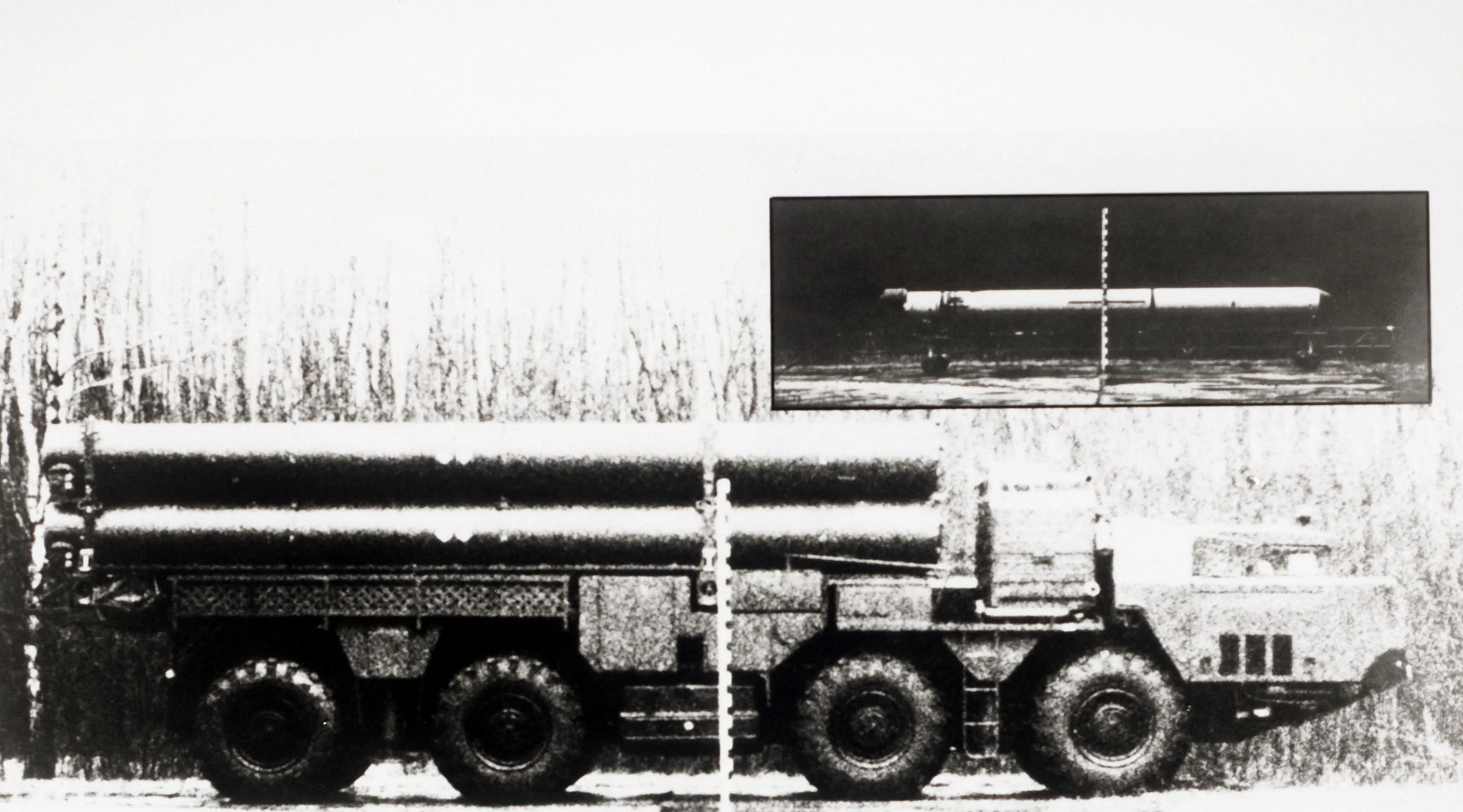 Une vue du Transporter-Erector-Launcher (TEL) pour le système de missile de croisière lancé au sol SSC-X-4 avec une vue rapprochée du missile SSC-X-4 dans l'insert.