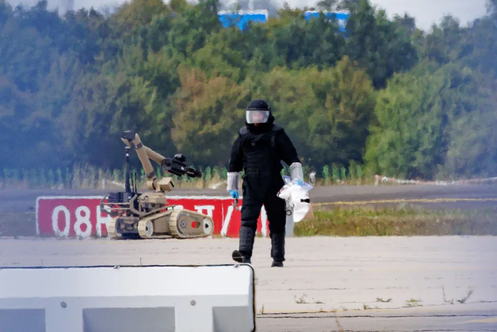 LEIPZIG, ALLEMAGNE - 5 AOÛT : (NOTE DE LA RÉDACTION : culture alternative de l'image 2288346932) un enquêteur de la police travaille sur le tarmac près de l'avion cargo ukrainien Antonov à l'aéroport de Leipzig/Halle le 5 août 2026 près de Leipzig, en Allemagne. Des employés de l'aéroport auraient découvert hier sur le tarmac, à proximité d'un Antonov de l'aéroport, un drone équipé d'un détonateur explosif et d'une substance non identifiée. De plus, un avion cargo de DHL qui a décollé de l'aéroport tard hier soir est entré en collision avec un petit objet, causant des dégâts mineurs. (Photo de Jens Schlueter/Getty Images)